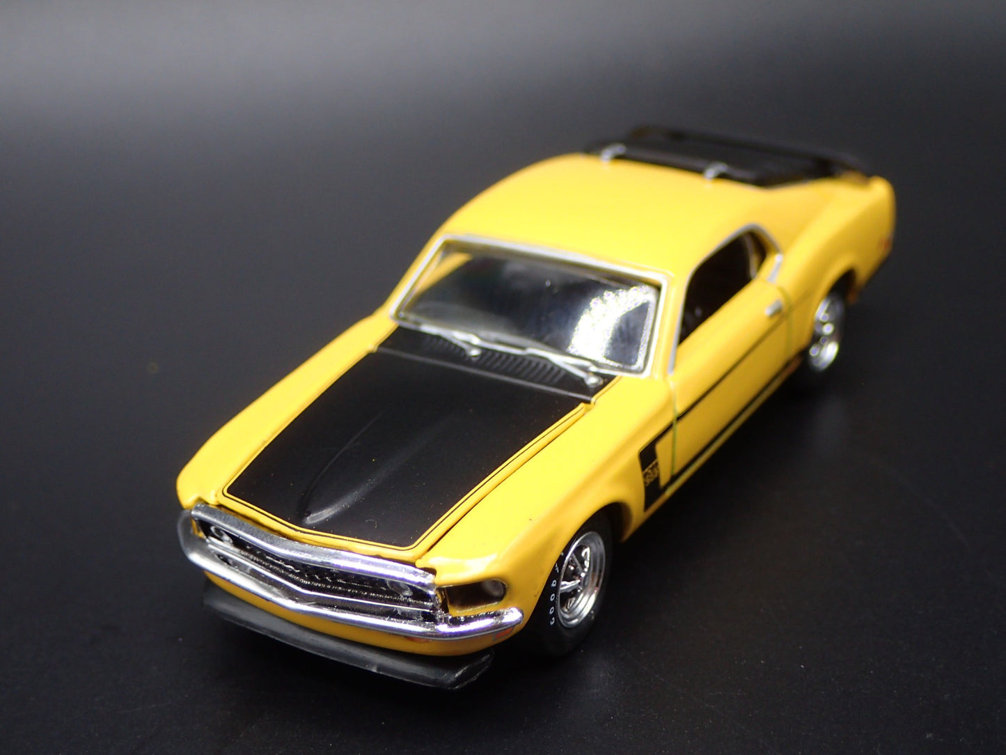 1969 69 FORD MUSTANG BOSS 302 FASTBACK 1/64 SCALE COLLECTIBLE DIECAST MODEL CAR