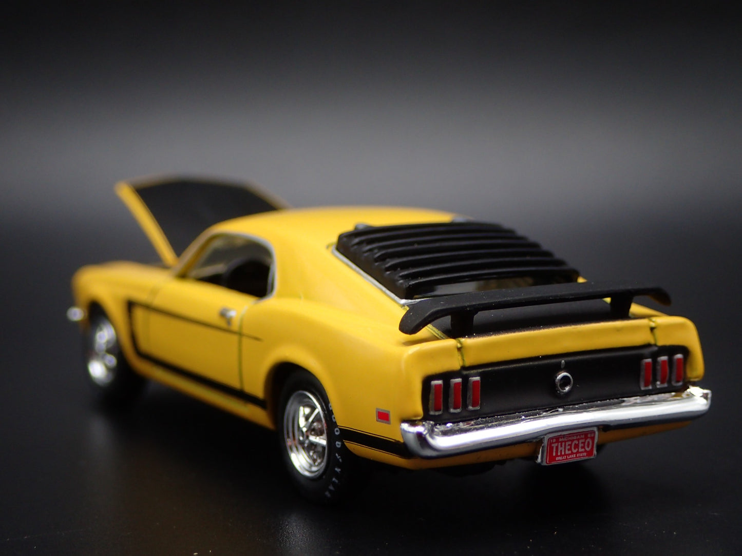 1969 69 FORD MUSTANG BOSS 302 FASTBACK 1/64 SCALE COLLECTIBLE DIECAST MODEL CAR