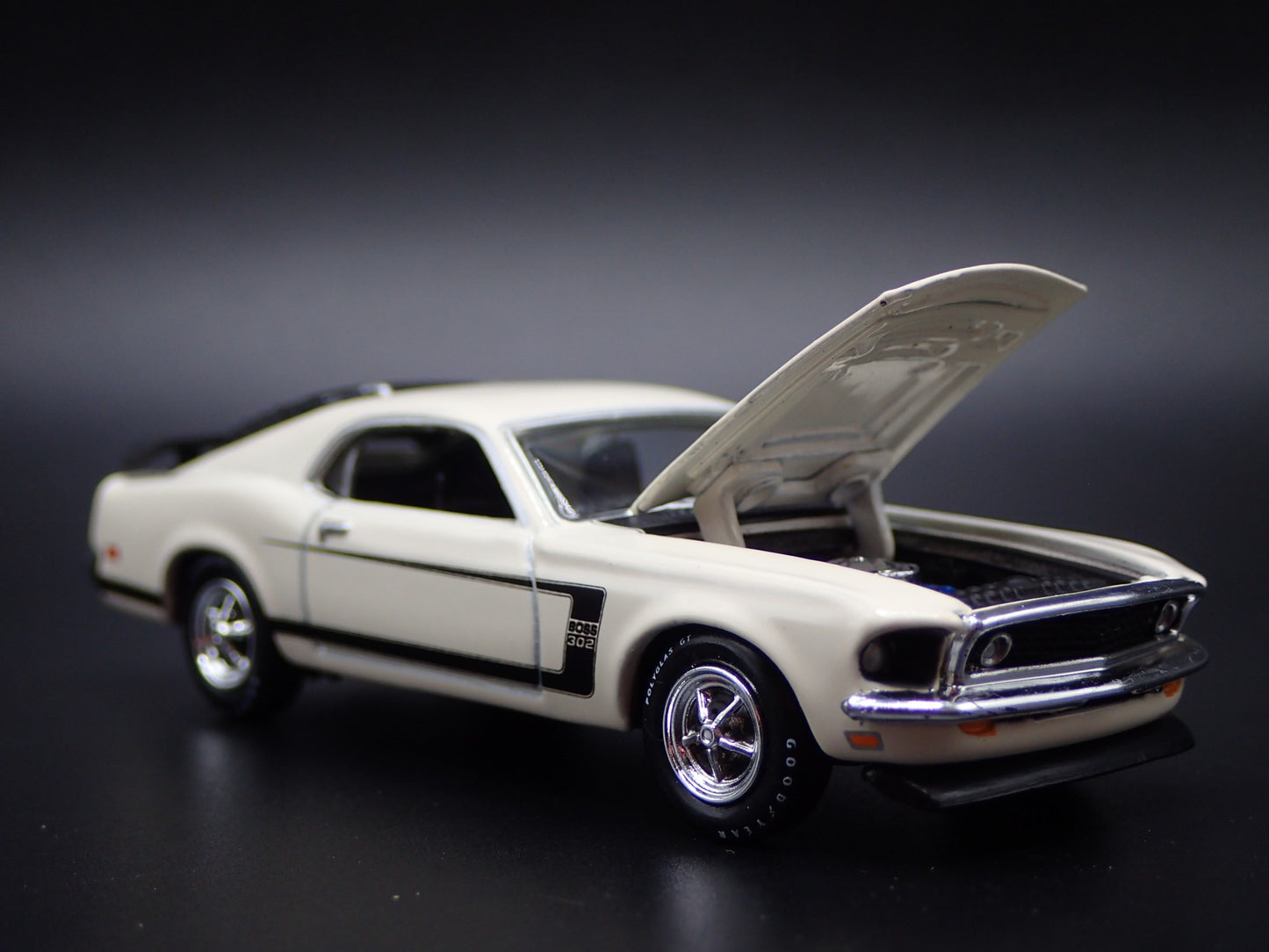 1969 69 FORD MUSTANG BOSS 302 FASTBACK 1/64 SCALE COLLECTIBLE DIECAST MODEL CAR