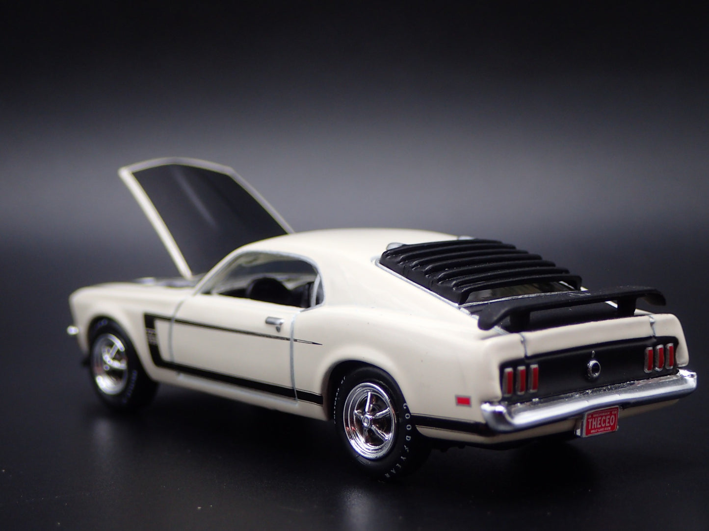 1969 69 FORD MUSTANG BOSS 302 FASTBACK 1/64 SCALE COLLECTIBLE DIECAST MODEL CAR