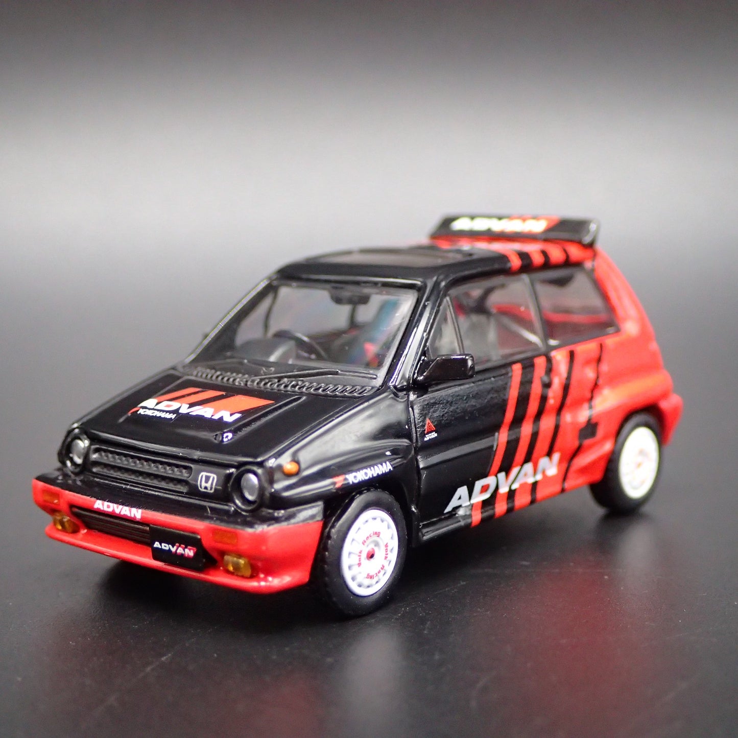 1981-1986 HONDA CITY TURBO II ADVAN RACING 1:64 SCALE DIORAMA DIECAST MODEL CAR