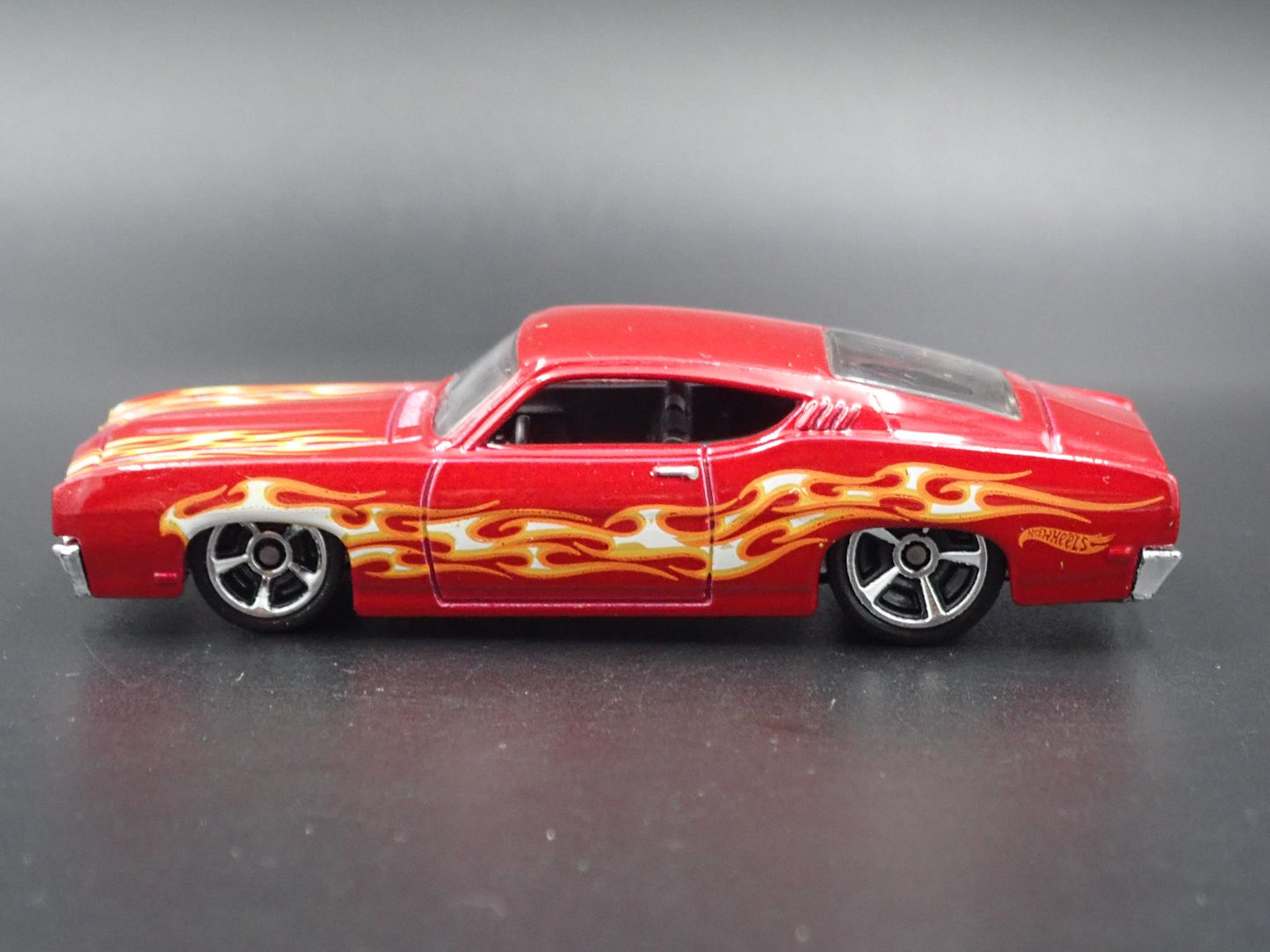 1969 69 FORD TORINO TALLADEGA 1:64 SCALE COLLECTIBLE DIORAMA DIECAST MODEL CAR