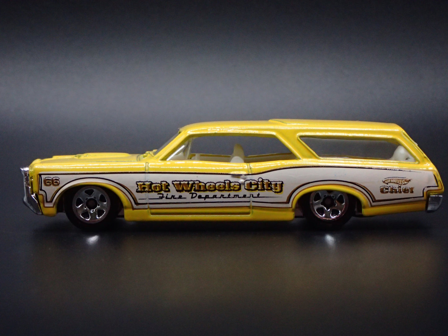 1966 66 PONTIAC GTO STATION WAGON YELLOW 1/64 SCALE DIORAMA DIECAST MODEL CAR