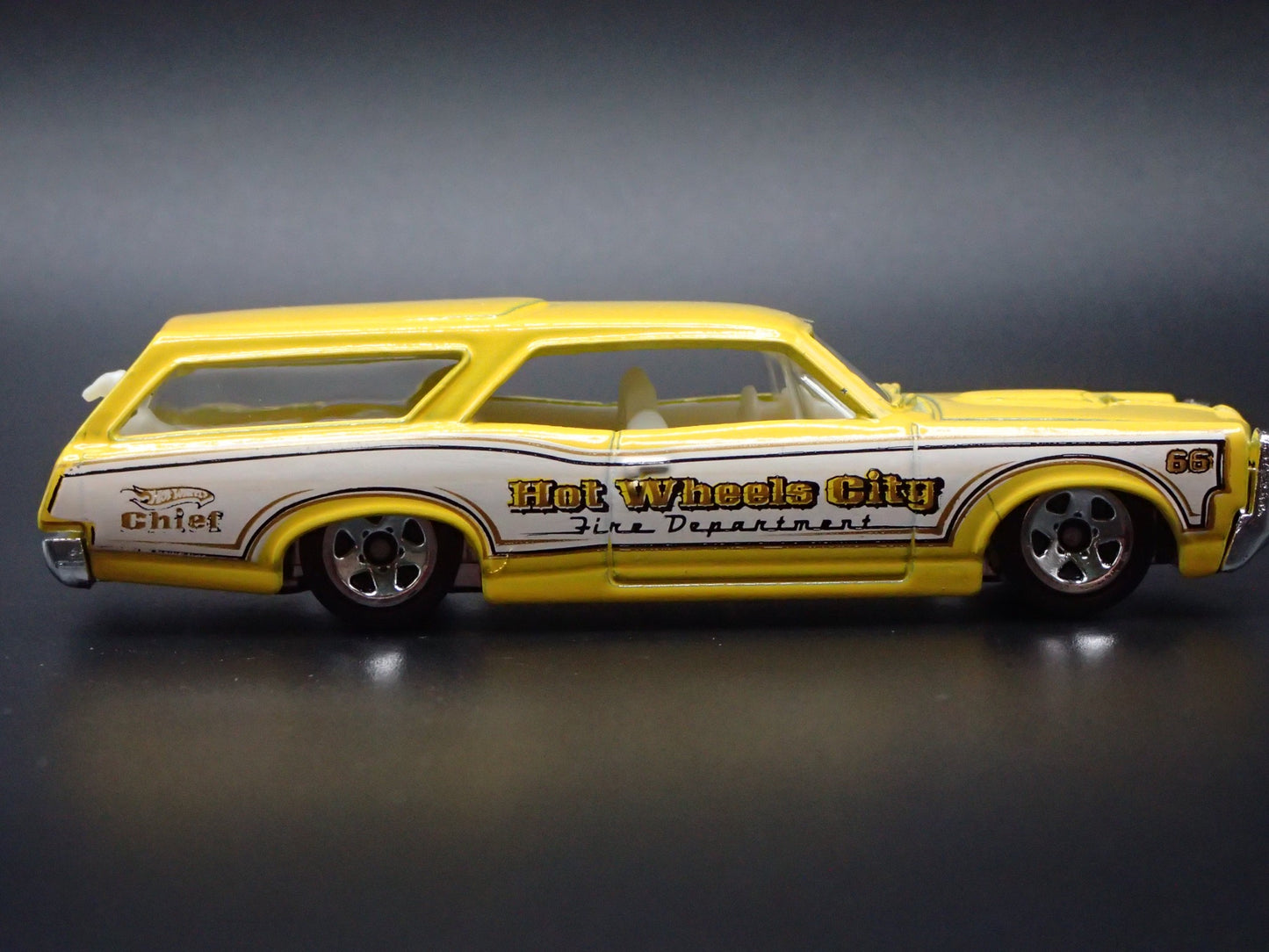 1966 66 PONTIAC GTO STATION WAGON YELLOW 1/64 SCALE DIORAMA DIECAST MODEL CAR