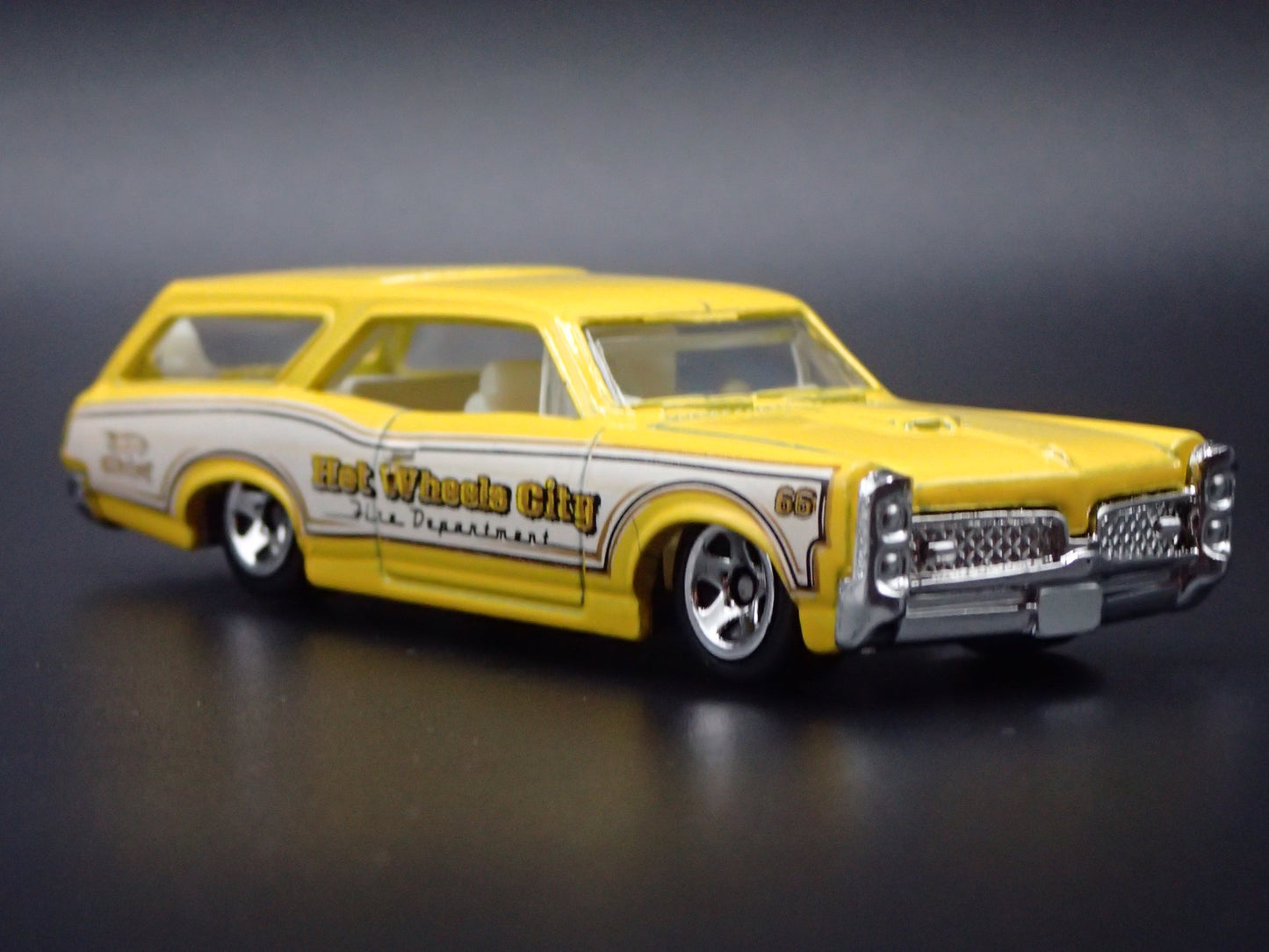 1966 66 PONTIAC GTO STATION WAGON YELLOW 1/64 SCALE DIORAMA DIECAST MODEL CAR