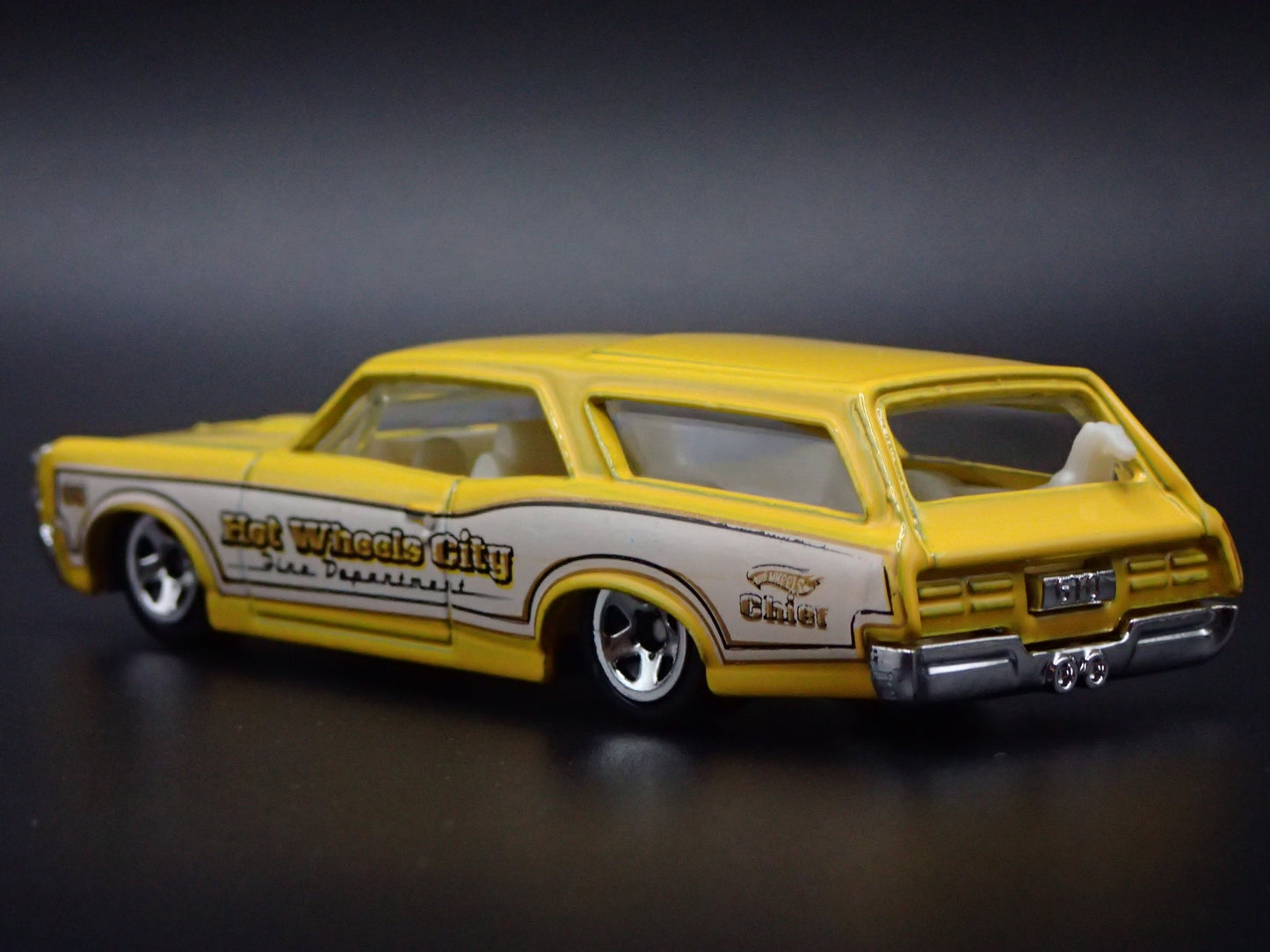 1966 66 PONTIAC GTO STATION WAGON YELLOW 1/64 SCALE DIORAMA DIECAST MODEL CAR