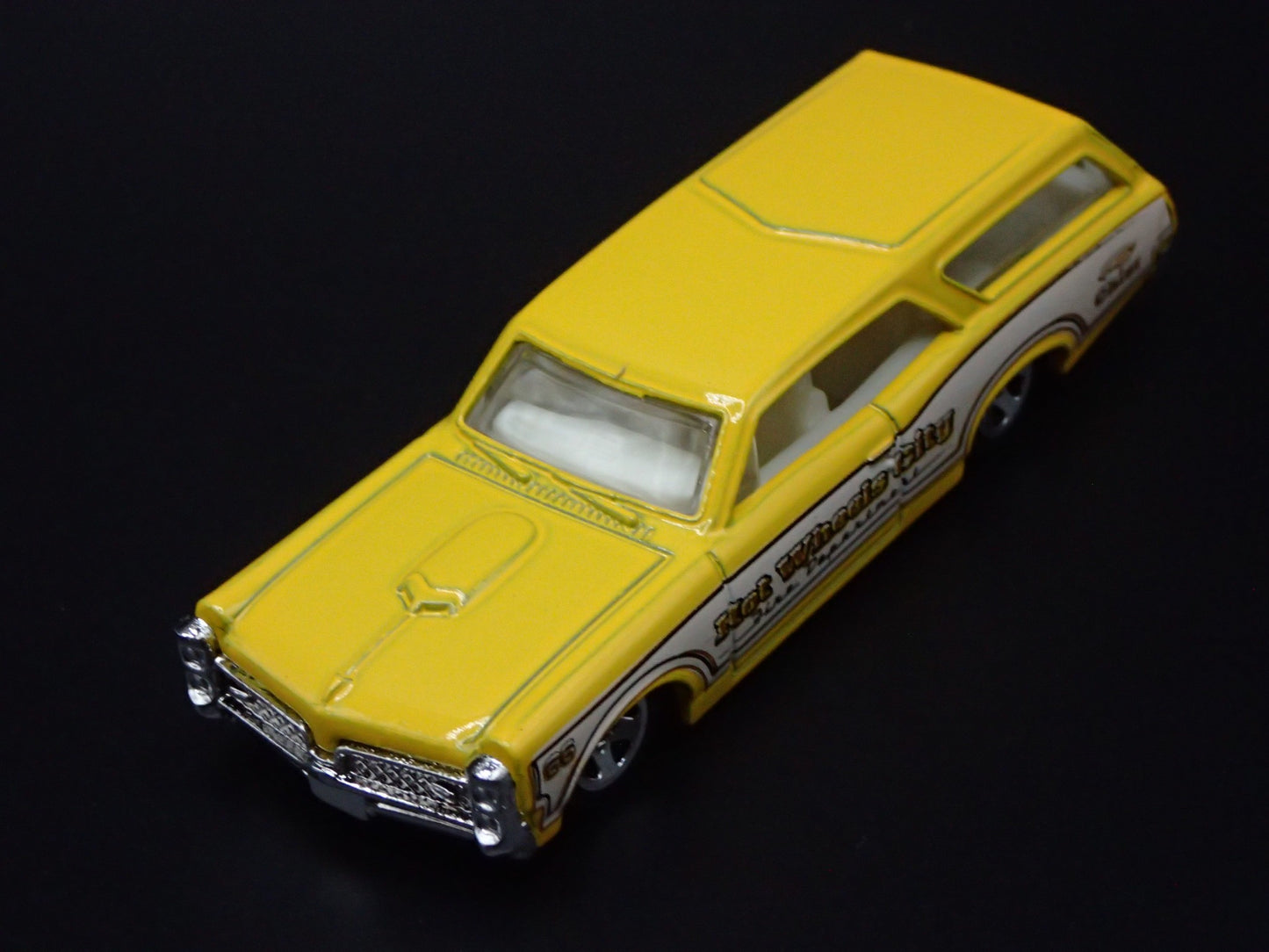 1966 66 PONTIAC GTO STATION WAGON YELLOW 1/64 SCALE DIORAMA DIECAST MODEL CAR