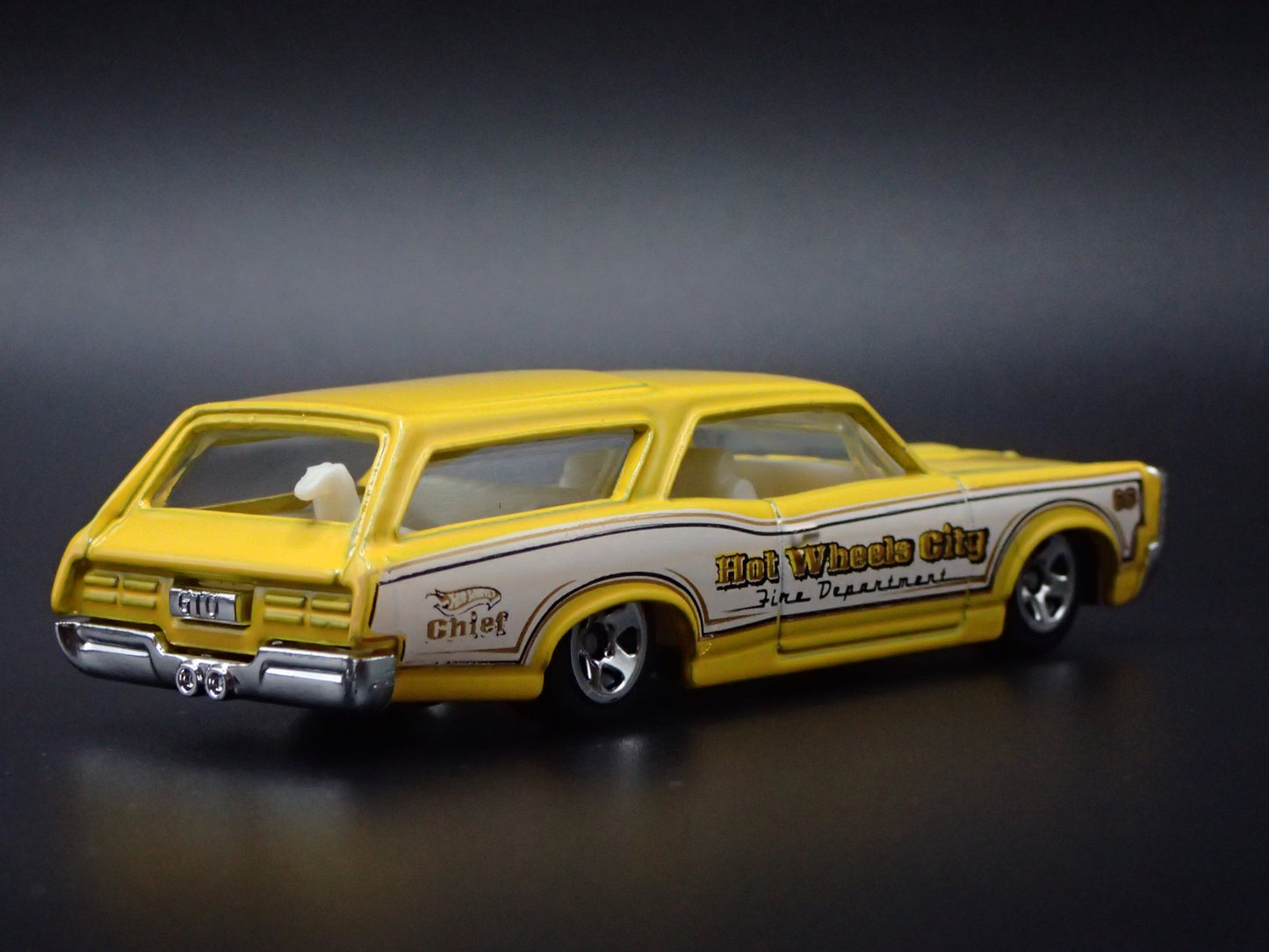 1966 66 PONTIAC GTO STATION WAGON YELLOW 1/64 SCALE DIORAMA DIECAST MODEL CAR