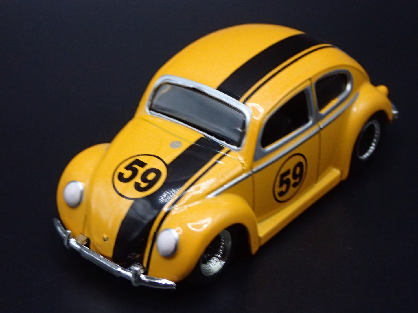 1950- 1959 VW VOLKSWAGEN BEETLE BUG YELLOW 1:64 SCALE DIORAMA DIECAST MODEL CAR