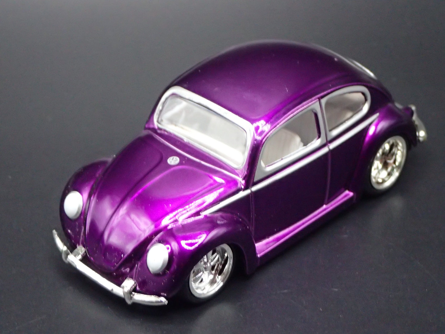 1950- 1959 VW VOLKSWAGEN BEETLE BUG PURPLE 1:64 SCALE DIORAMA DIECAST MODEL CAR