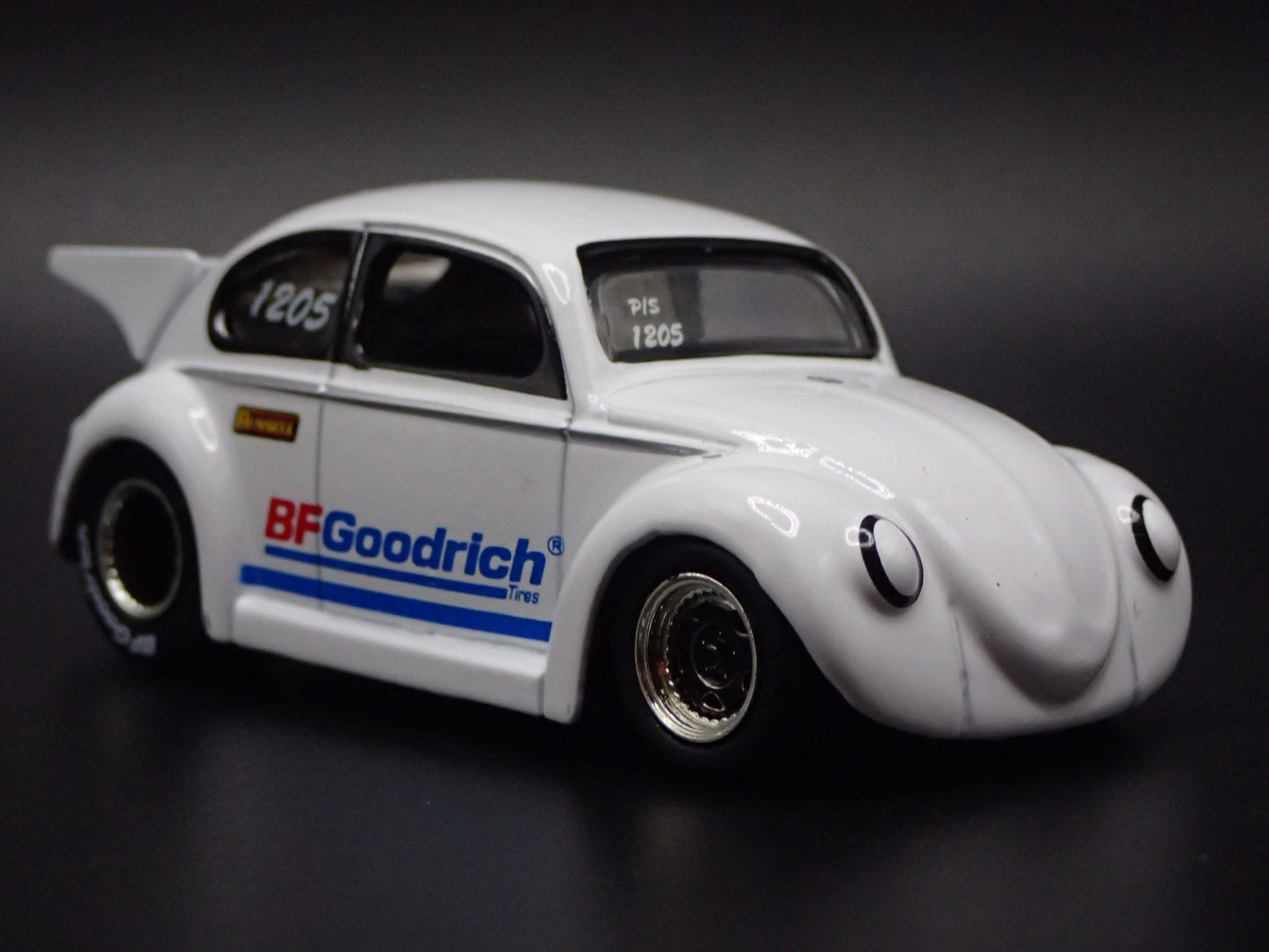 1950- 1959 VW VOLKSWAGEN BEETLE BUG WHITE 1:64 SCALE DIORAMA DIECAST MODEL CAR