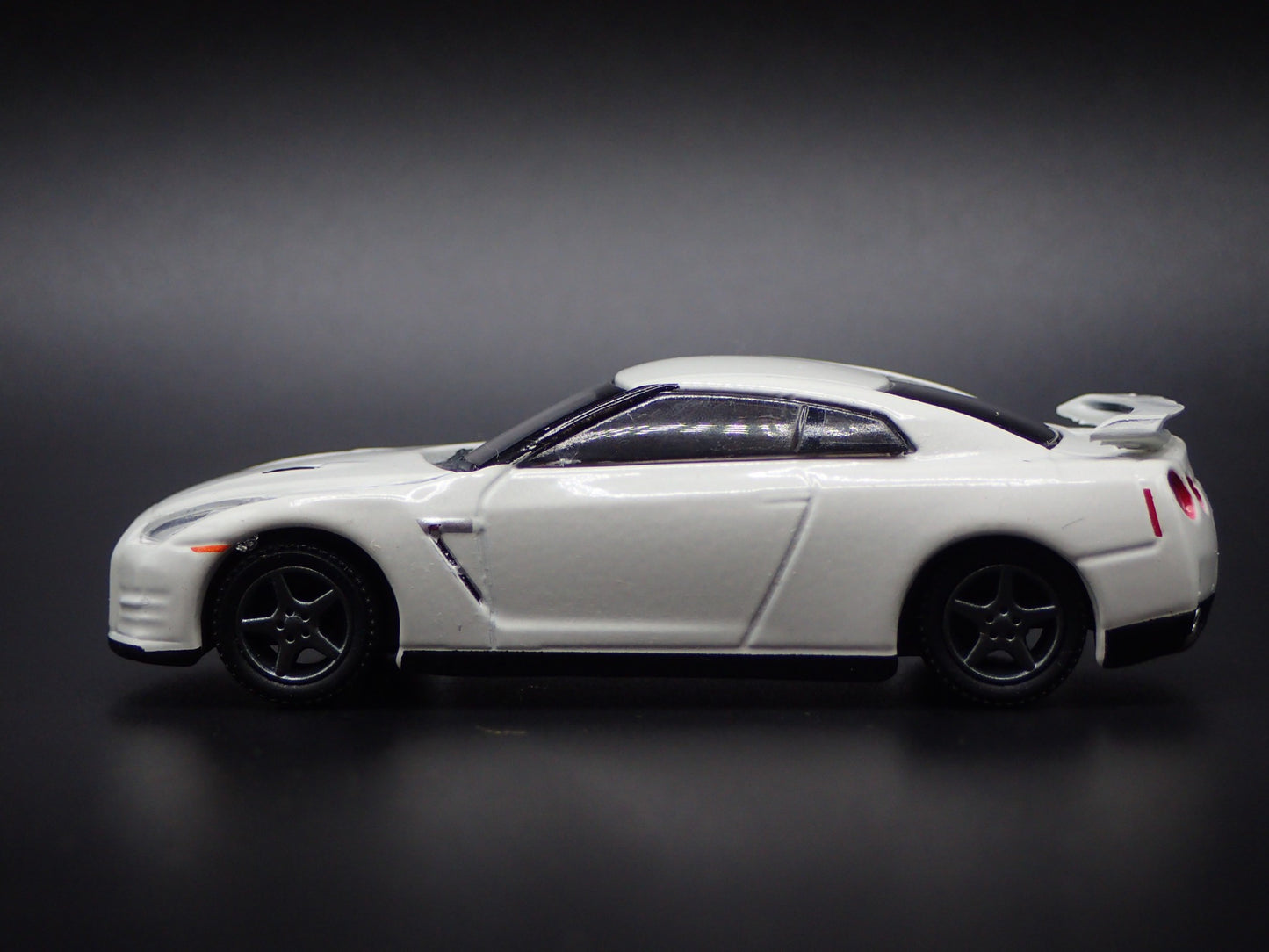 2007-2025 NISSAN SKYLINE GTR R35 WHITE 1:64 SCALE COLLECTIBLE DIECAST MODEL CAR