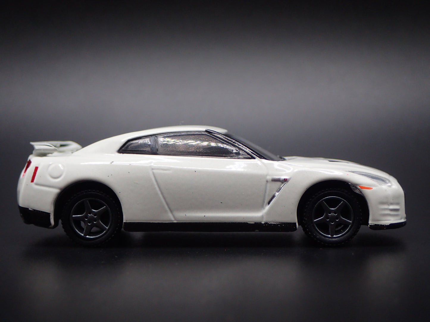 2007-2025 NISSAN SKYLINE GTR R35 WHITE 1:64 SCALE COLLECTIBLE DIECAST MODEL CAR