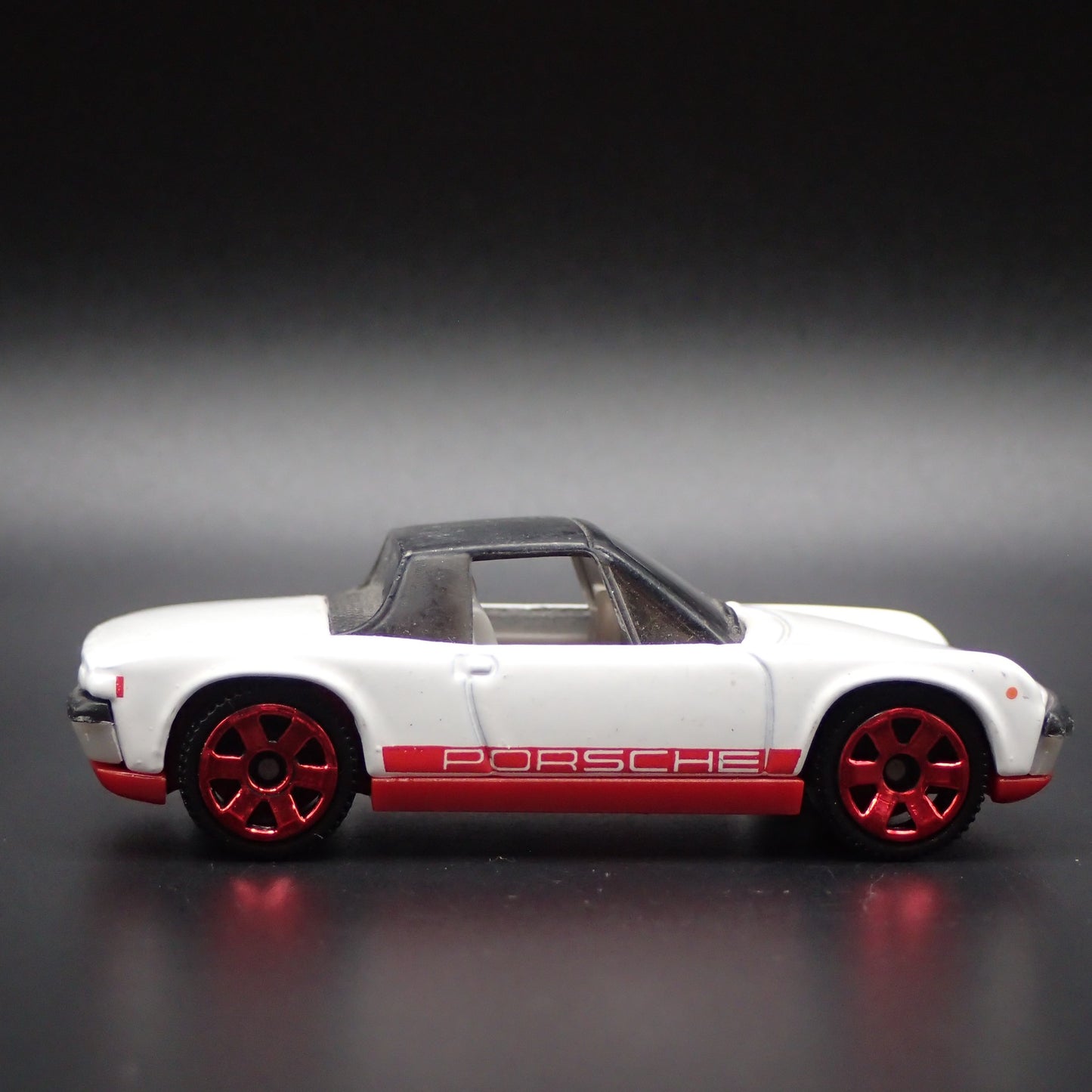 1969-1976 PORSCHE 914 WHITE 1:64 SCALE COLLECTIBLE DIORAMA DIECAST MODEL CAR