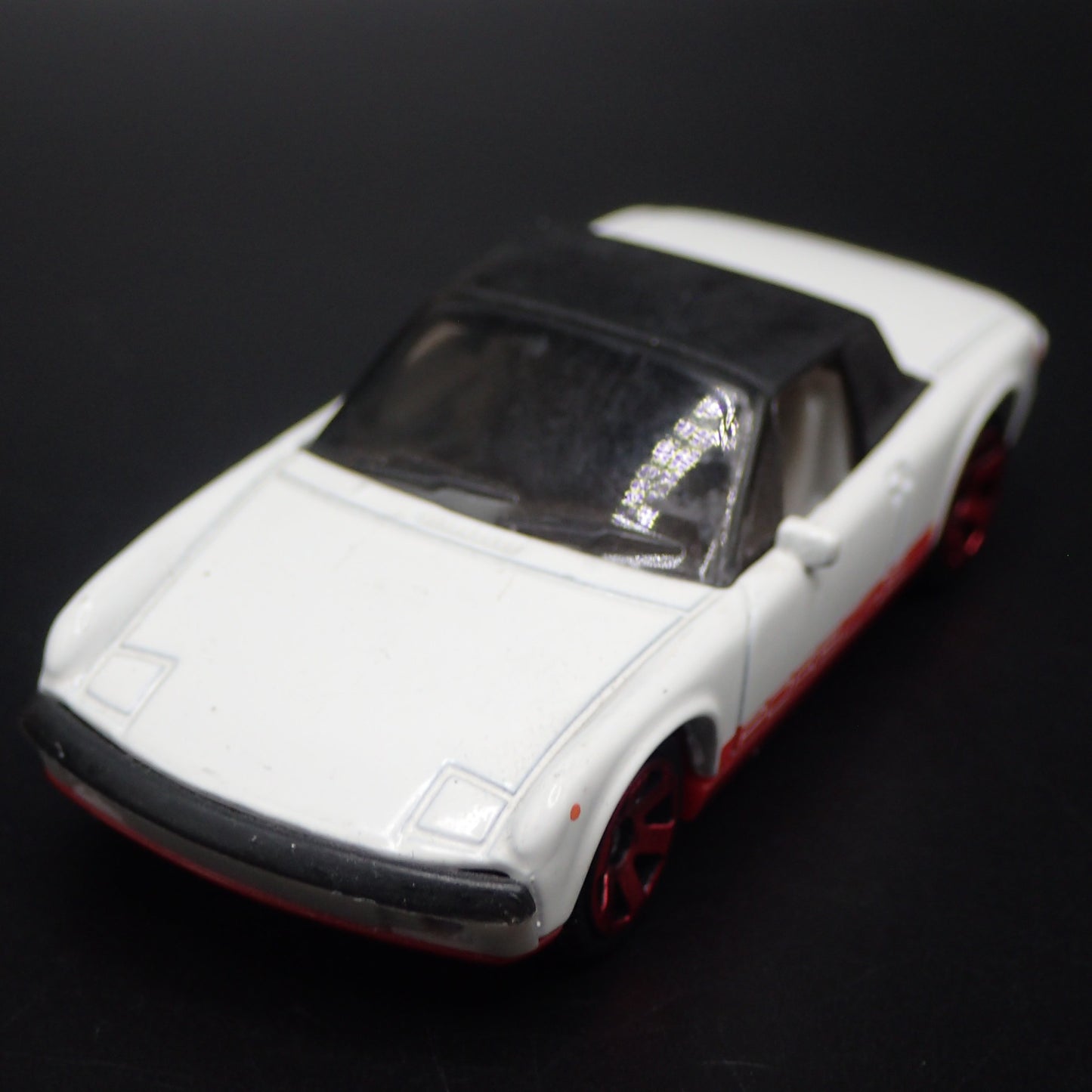 1969-1976 PORSCHE 914 WHITE 1:64 SCALE COLLECTIBLE DIORAMA DIECAST MODEL CAR