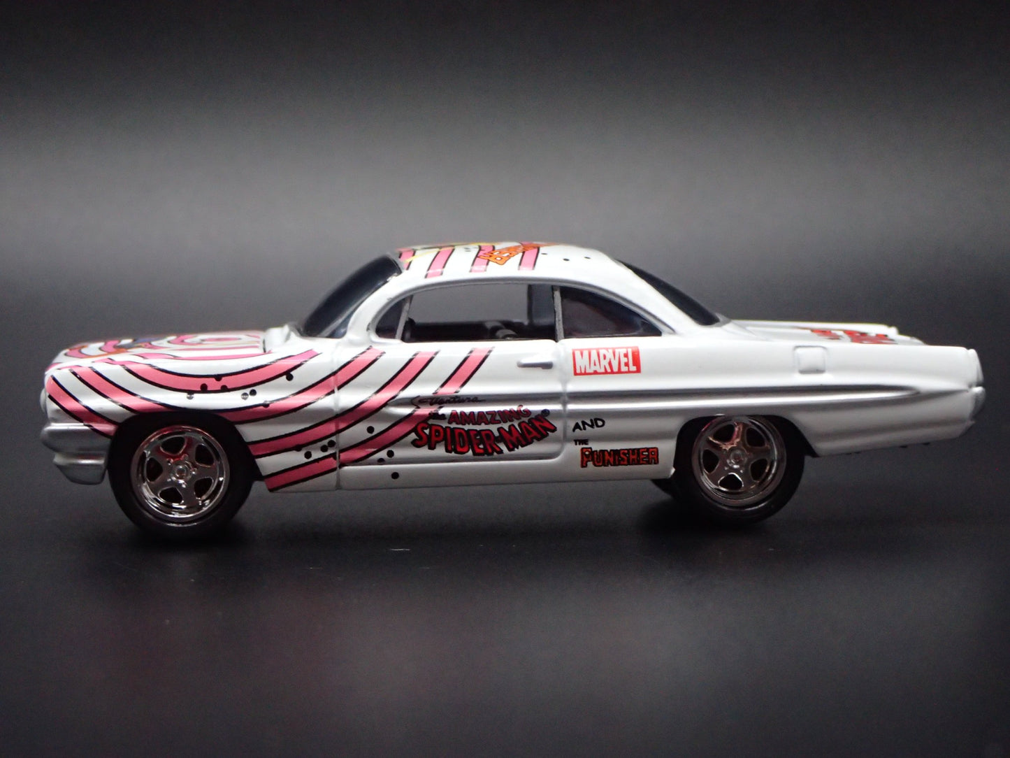 1961 61 PONTIAC VENTURA SPIDERMAN WHITE 1:64 SCALE DIORAMA DIECAST MODEL CAR