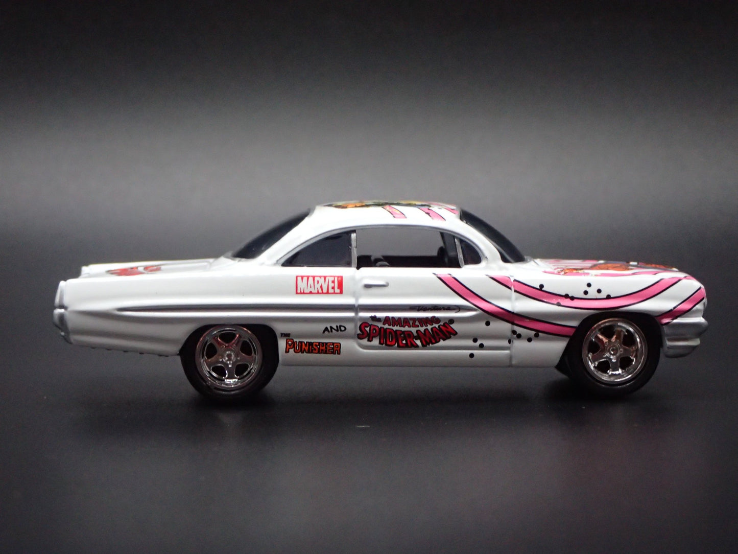 1961 61 PONTIAC VENTURA SPIDERMAN WHITE 1:64 SCALE DIORAMA DIECAST MODEL CAR
