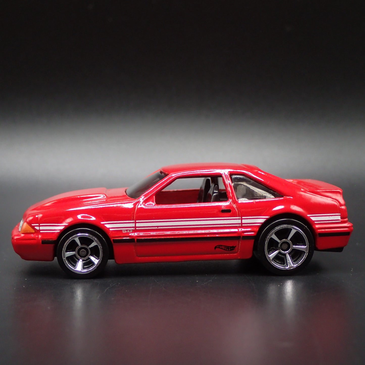 1992 92 FORD MUSTANG FOX BODY RED 1/64 SCALE COLLECTIBLE DIECAST MODEL CAR