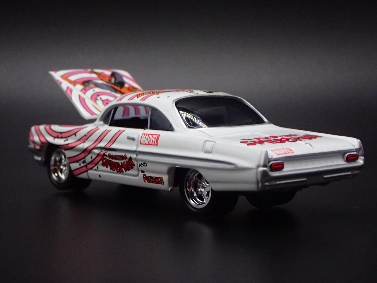 1961 61 PONTIAC VENTURA SPIDERMAN WHITE 1:64 SCALE DIORAMA DIECAST MODEL CAR