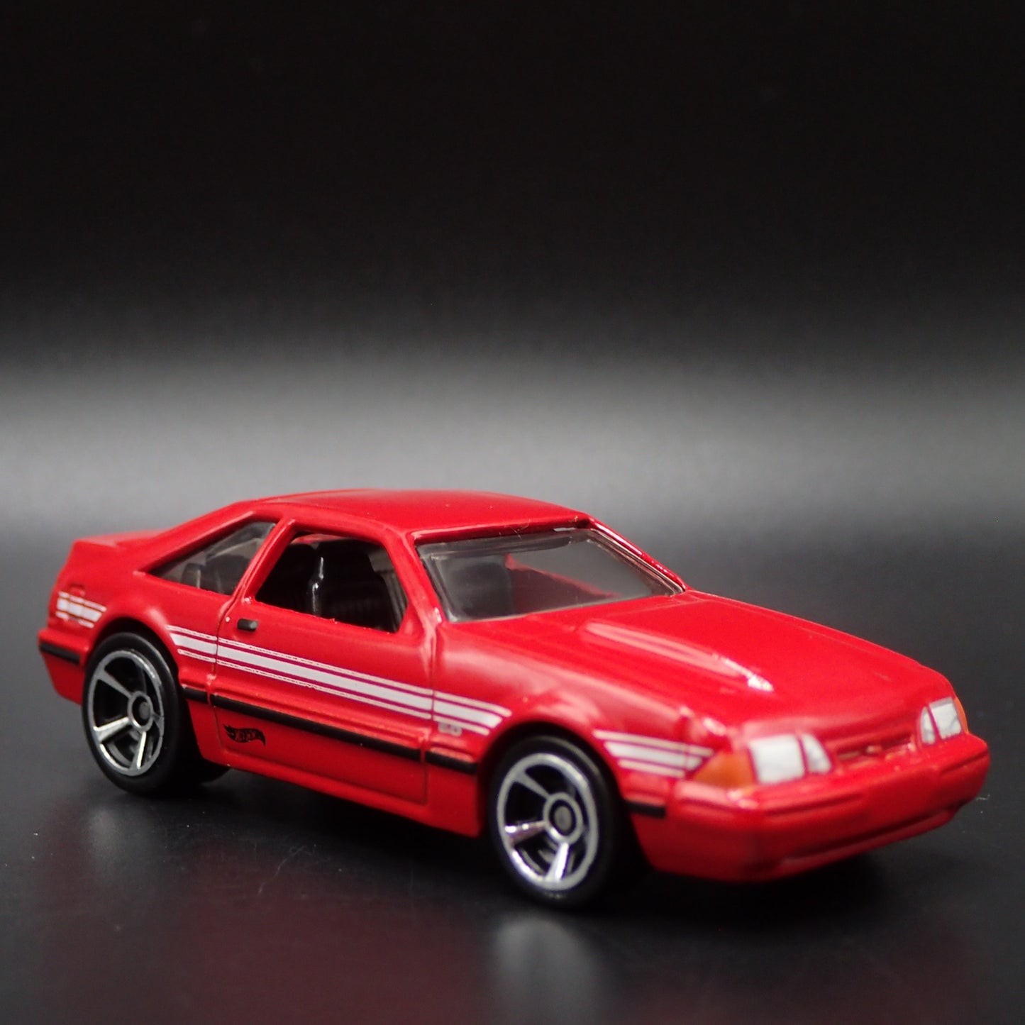 1992 92 FORD MUSTANG FOX BODY RED 1/64 SCALE COLLECTIBLE DIECAST MODEL CAR