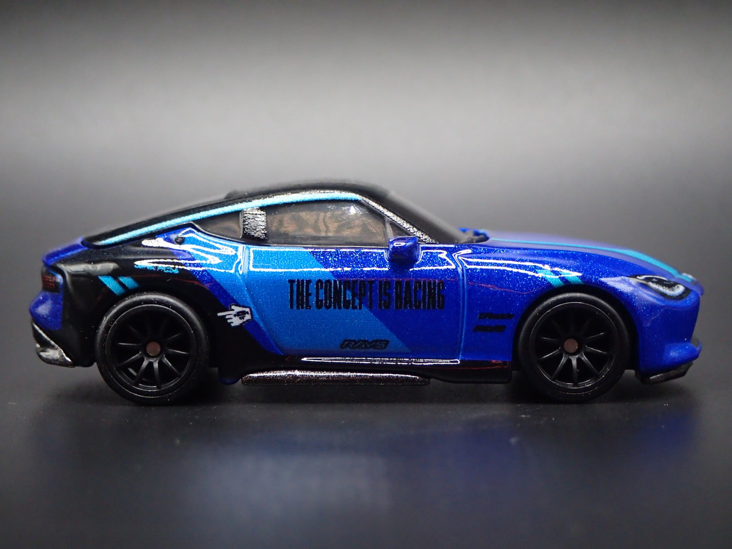 2023 - 2026 NISSAN Z BLUE 1:64 SCALE COLLECTIBLE DIORAMA DIECAST MODEL CAR