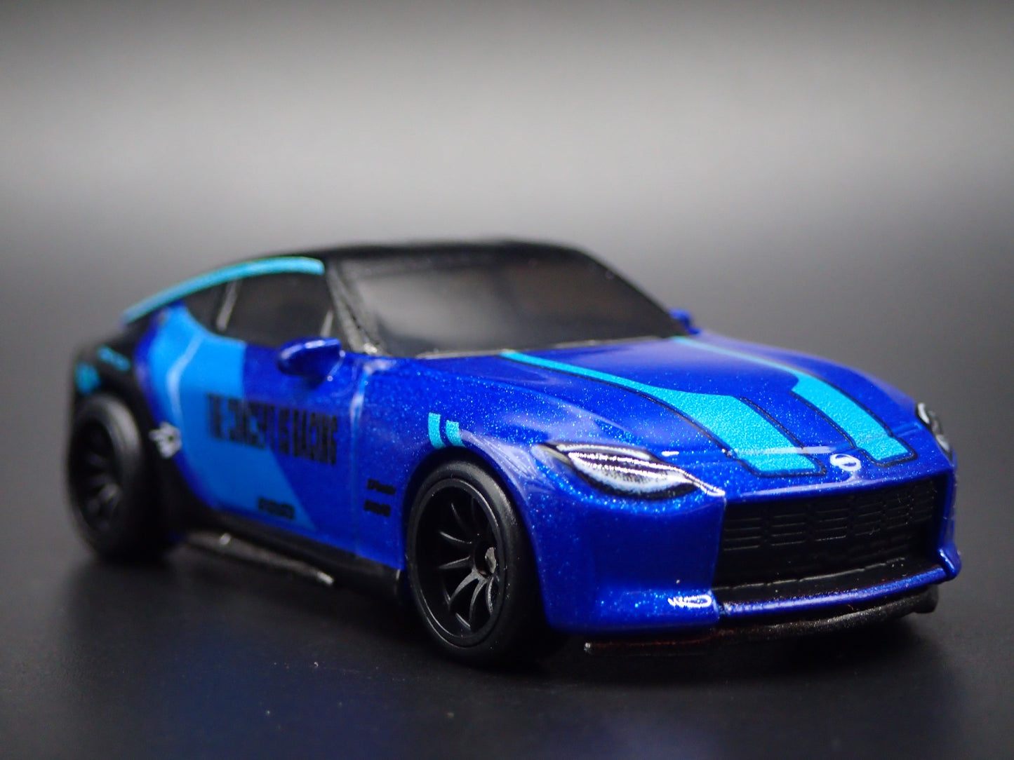 2023 - 2026 NISSAN Z BLUE 1:64 SCALE COLLECTIBLE DIORAMA DIECAST MODEL CAR