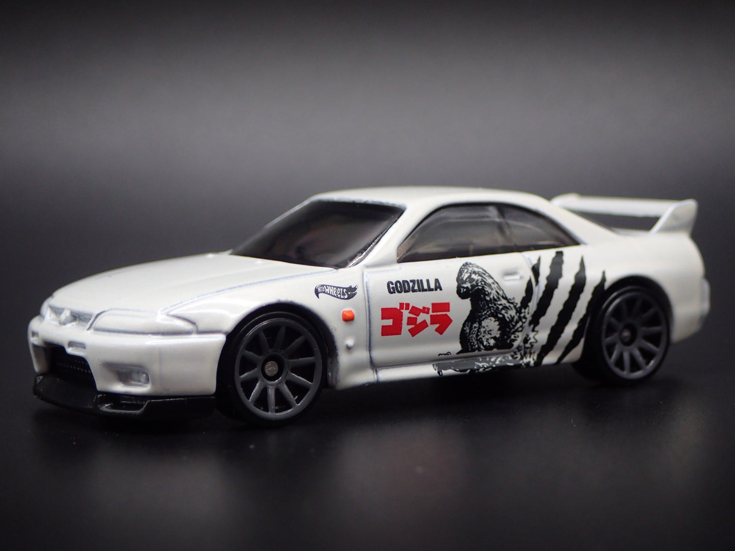 1993-1998 NISSAN SKYLINE GTR BCNR33 GODZILLA WHITE 1:64 SCALE DIECAST MODEL CAR