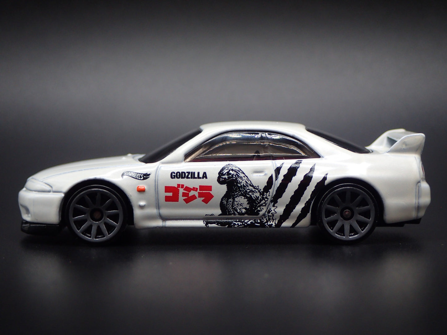 1993-1998 NISSAN SKYLINE GTR BCNR33 GODZILLA WHITE 1:64 SCALE DIECAST MODEL CAR