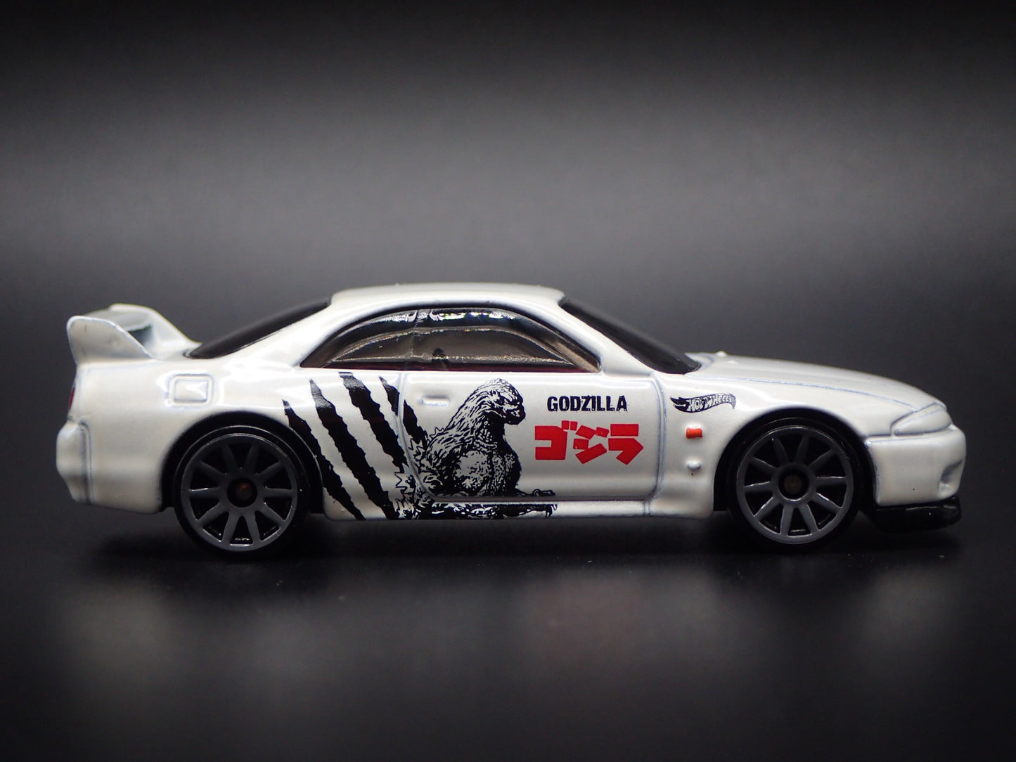 1993-1998 NISSAN SKYLINE GTR BCNR33 GODZILLA WHITE 1:64 SCALE DIECAST MODEL CAR