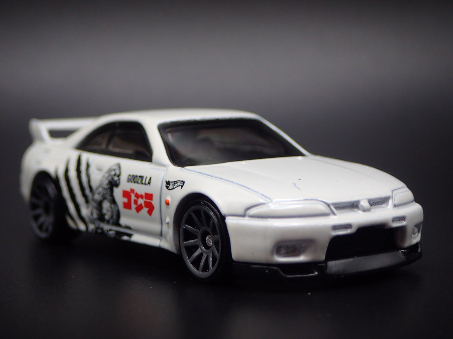 1993-1998 NISSAN SKYLINE GTR BCNR33 GODZILLA WHITE 1:64 SCALE DIECAST MODEL CAR