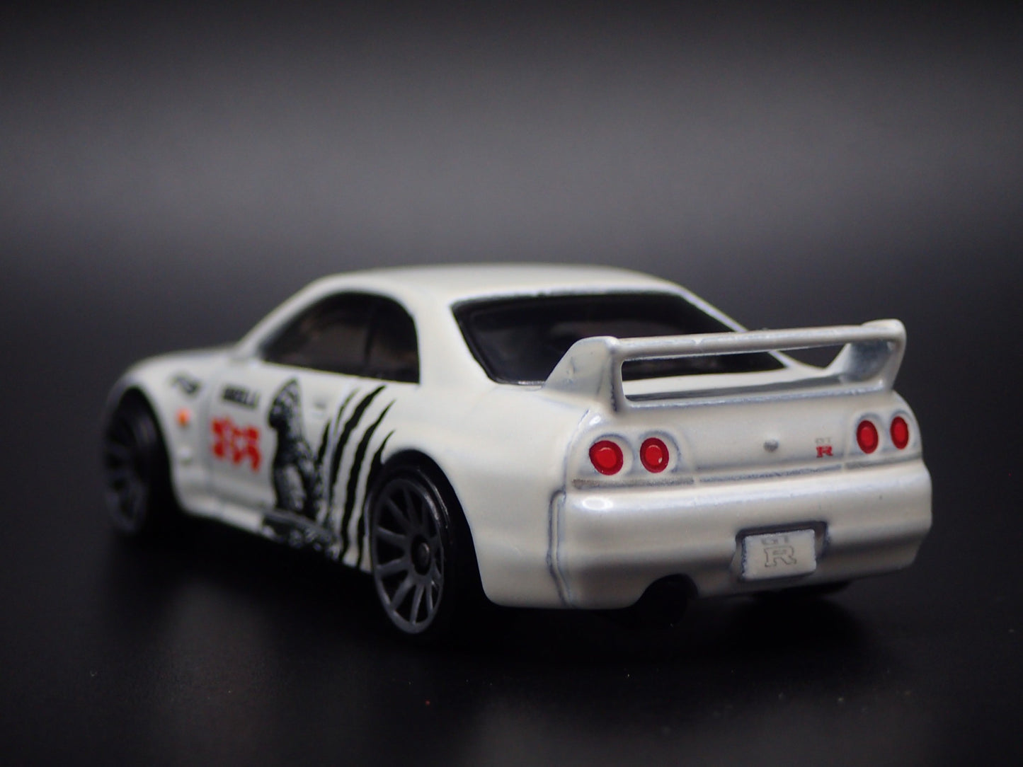 1993-1998 NISSAN SKYLINE GTR BCNR33 GODZILLA WHITE 1:64 SCALE DIECAST MODEL CAR