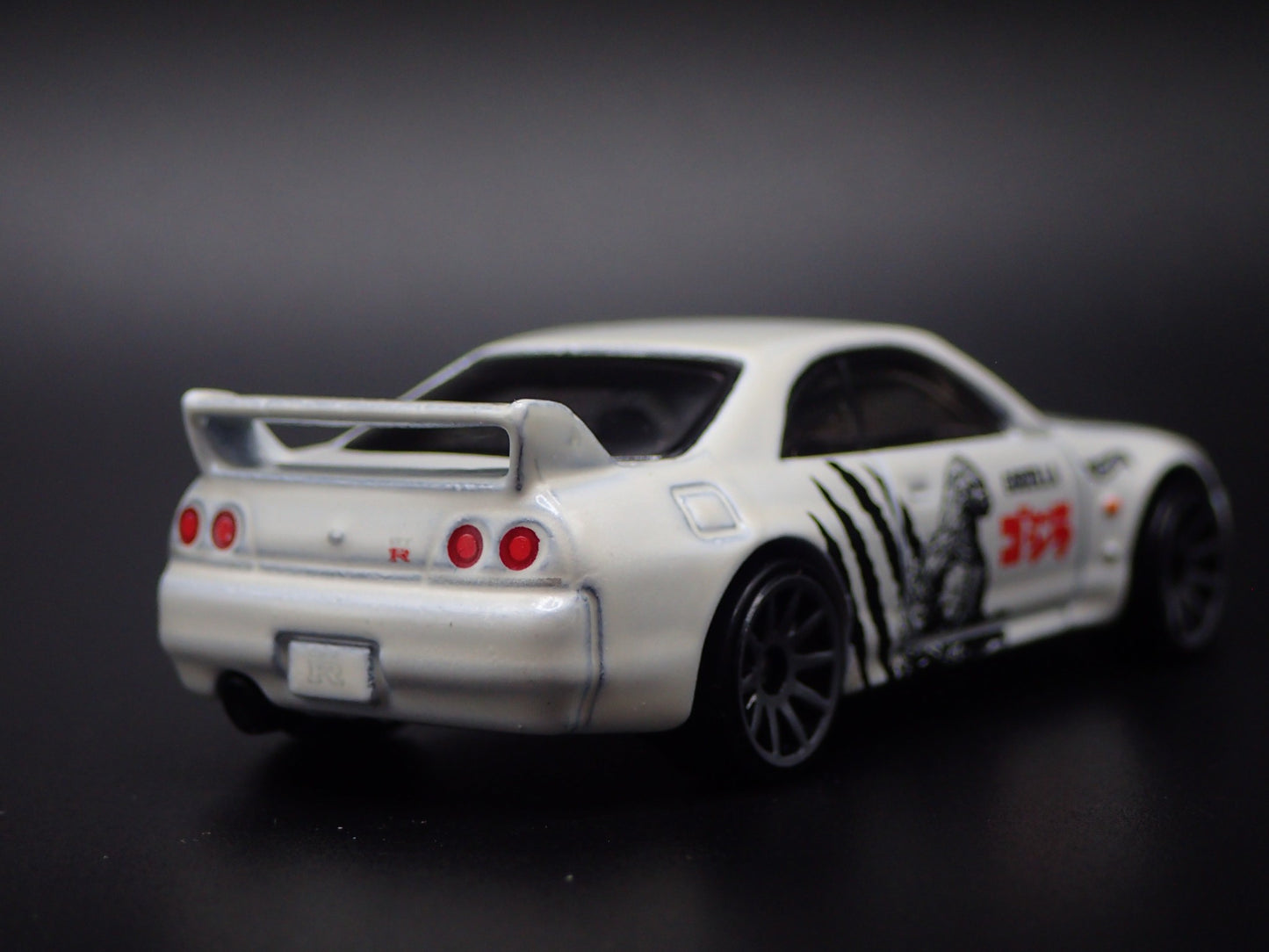 1993-1998 NISSAN SKYLINE GTR BCNR33 GODZILLA WHITE 1:64 SCALE DIECAST MODEL CAR
