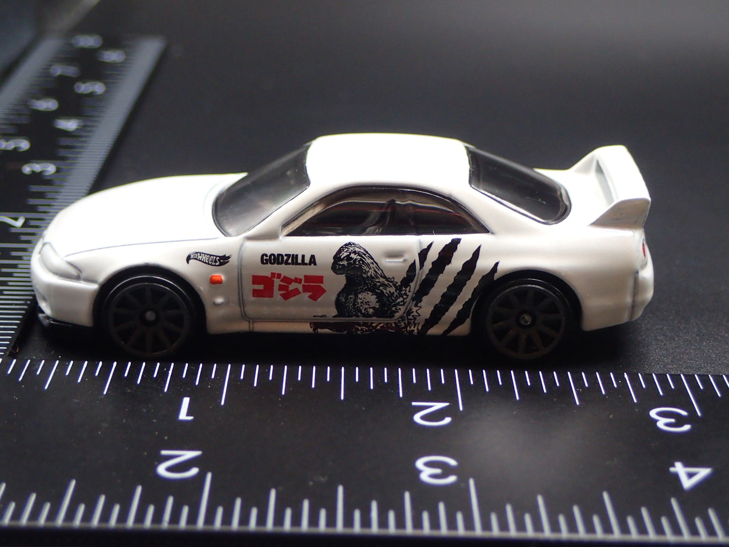 1993-1998 NISSAN SKYLINE GTR BCNR33 GODZILLA WHITE 1:64 SCALE DIECAST MODEL CAR