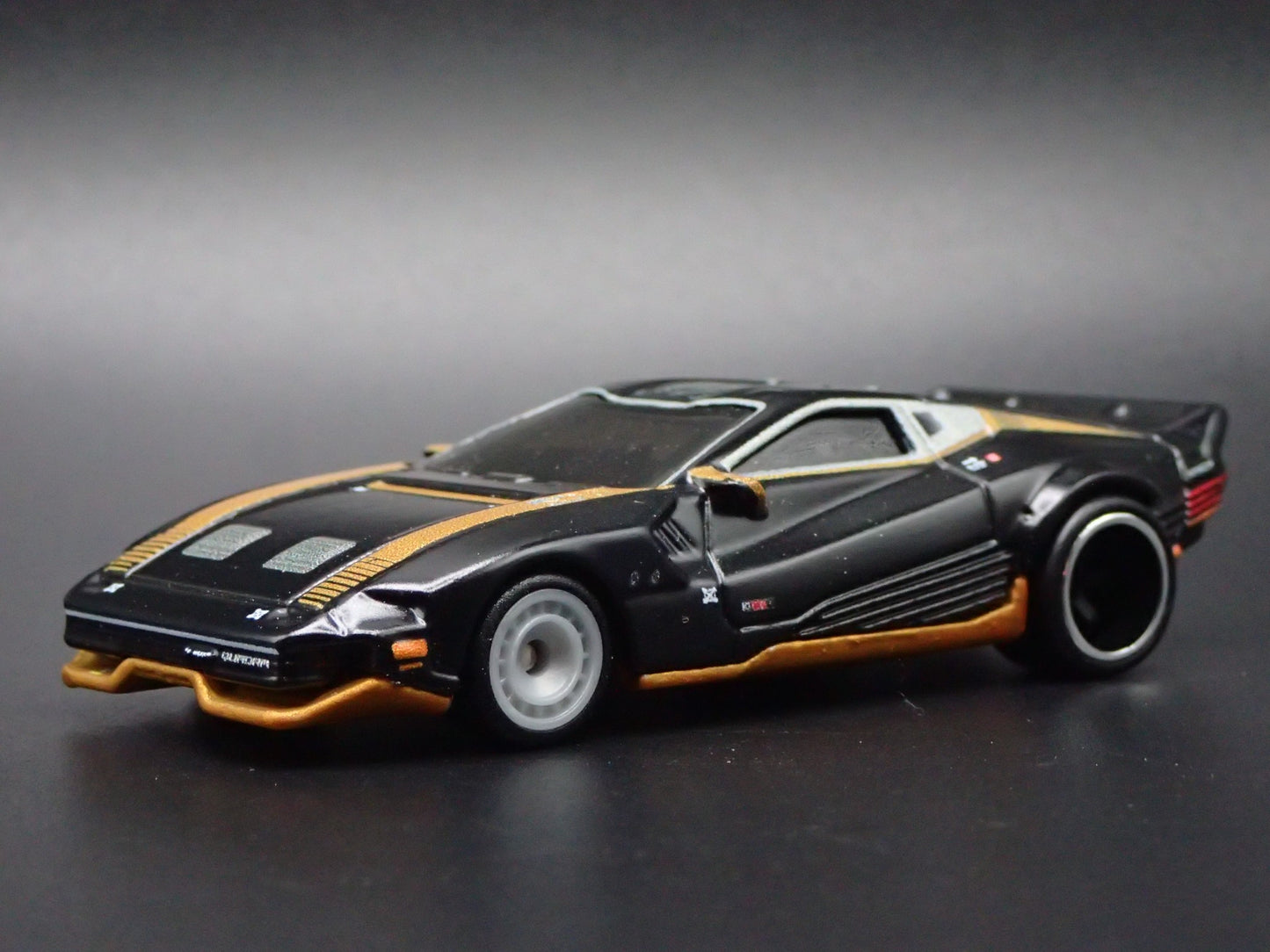 CYBERPUNK 2077 QUADRA TURBO-R V-TECH 1:64 SCALE DIORAMA DIECAST MODEL CAR