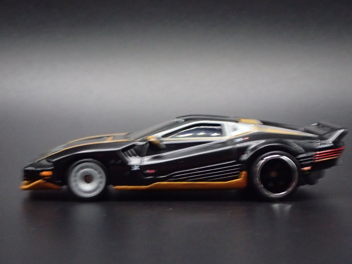 CYBERPUNK 2077 QUADRA TURBO-R V-TECH 1:64 SCALE DIORAMA DIECAST MODEL CAR