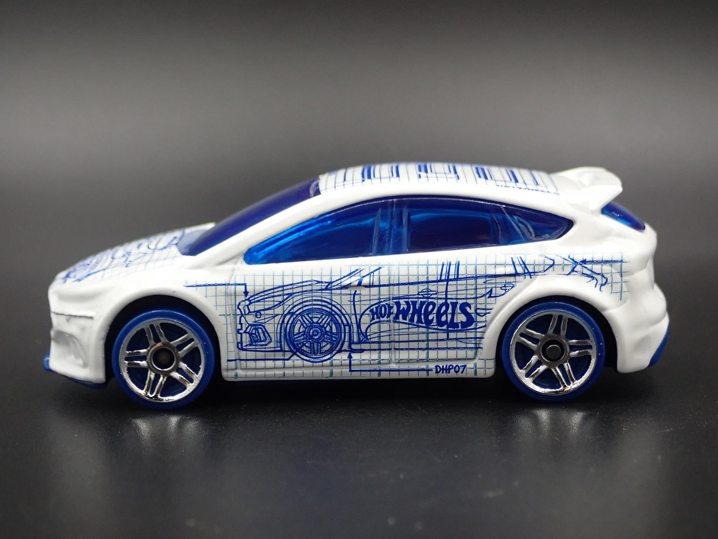 2011 - 2018 FORD FOCUS RS WHITE 1:64 SCALE COLLECTIBLE DIORAMA DIECAST MODEL CAR