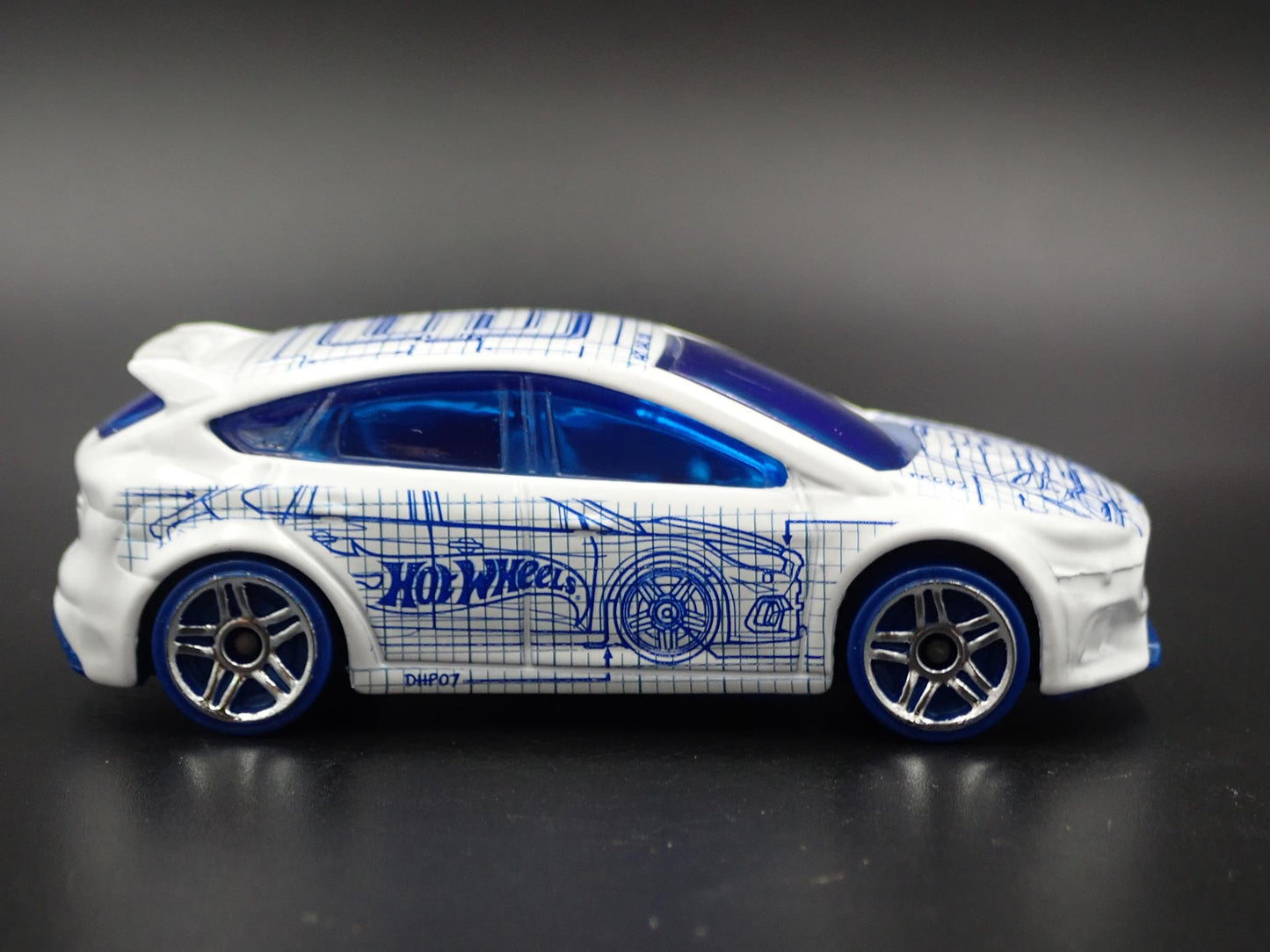 2011 - 2018 FORD FOCUS RS WHITE 1:64 SCALE COLLECTIBLE DIORAMA DIECAST MODEL CAR