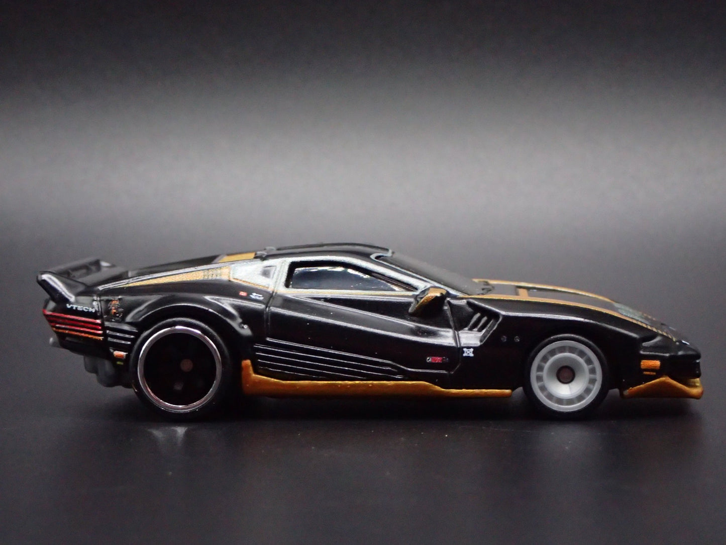 CYBERPUNK 2077 QUADRA TURBO-R V-TECH 1:64 SCALE DIORAMA DIECAST MODEL CAR