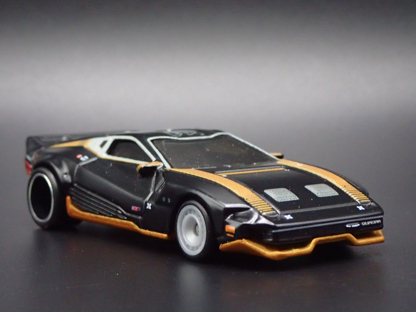 CYBERPUNK 2077 QUADRA TURBO-R V-TECH 1:64 SCALE DIORAMA DIECAST MODEL CAR