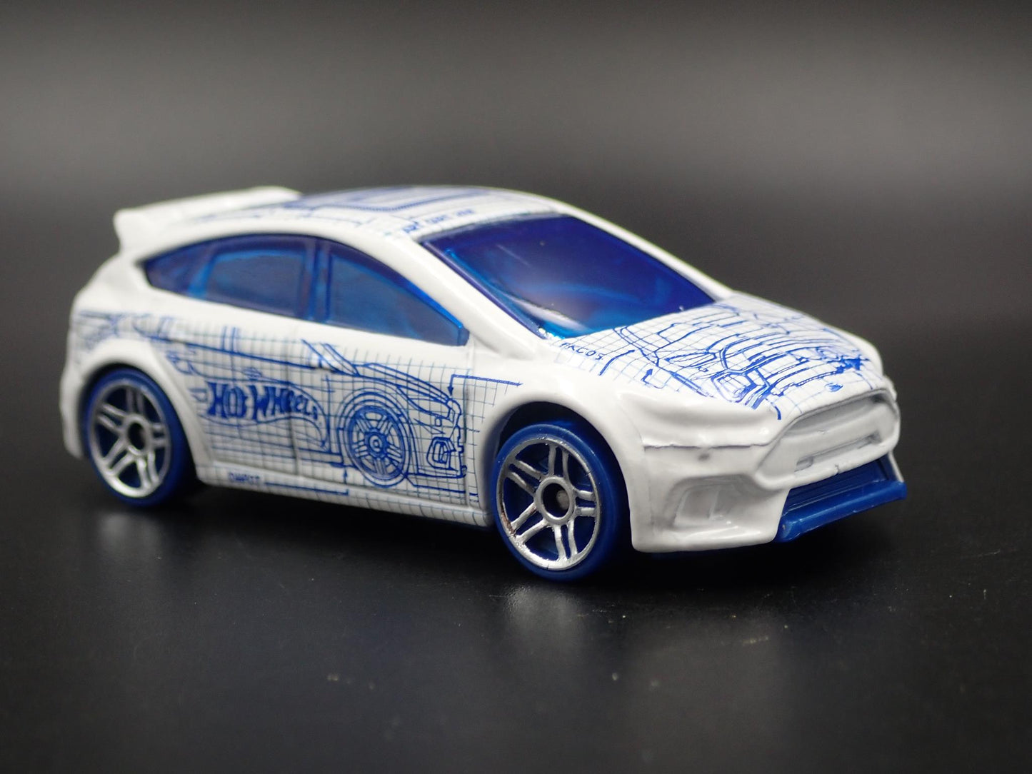 2011 - 2018 FORD FOCUS RS WHITE 1:64 SCALE COLLECTIBLE DIORAMA DIECAST MODEL CAR