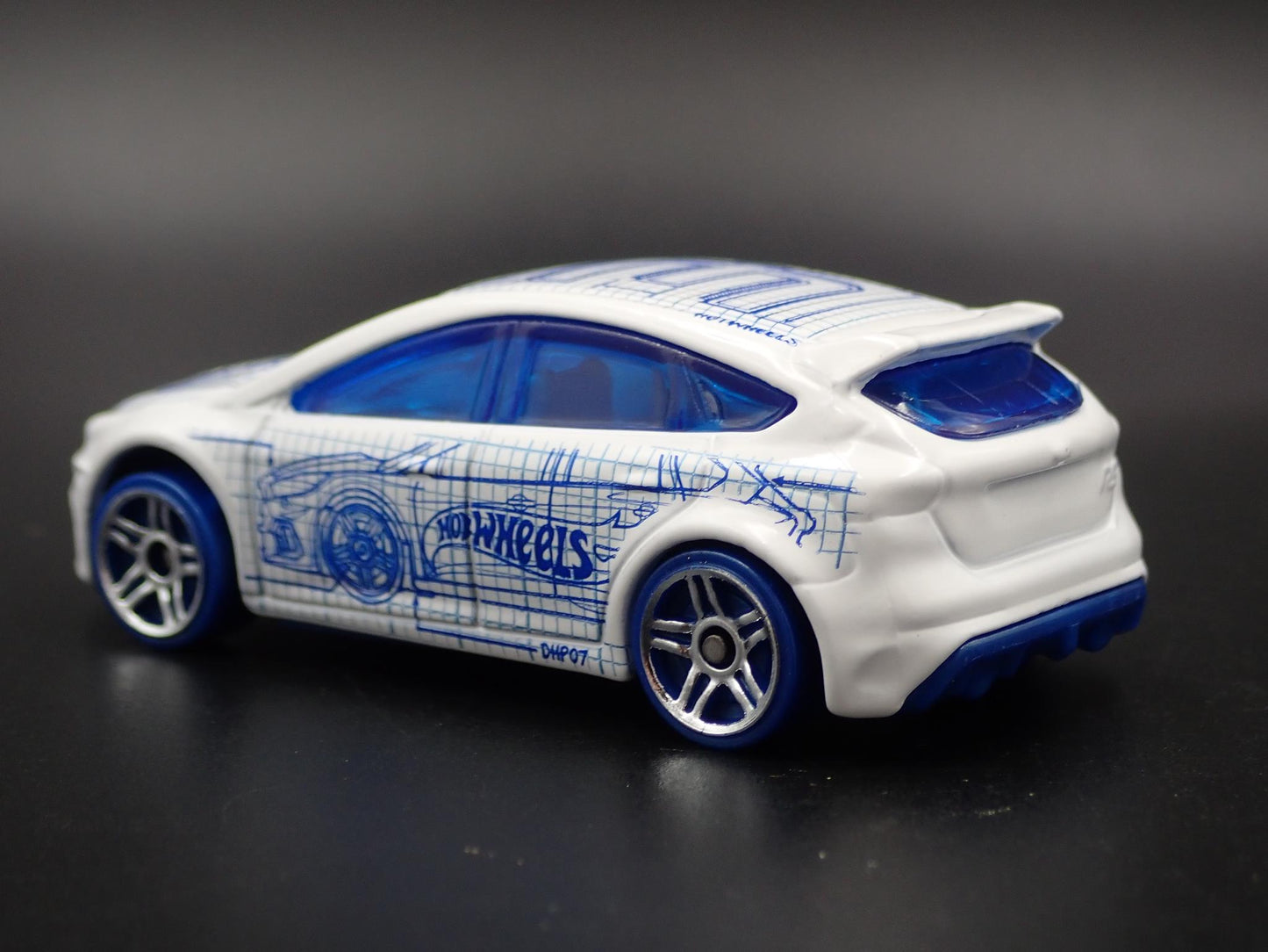 2011 - 2018 FORD FOCUS RS WHITE 1:64 SCALE COLLECTIBLE DIORAMA DIECAST MODEL CAR