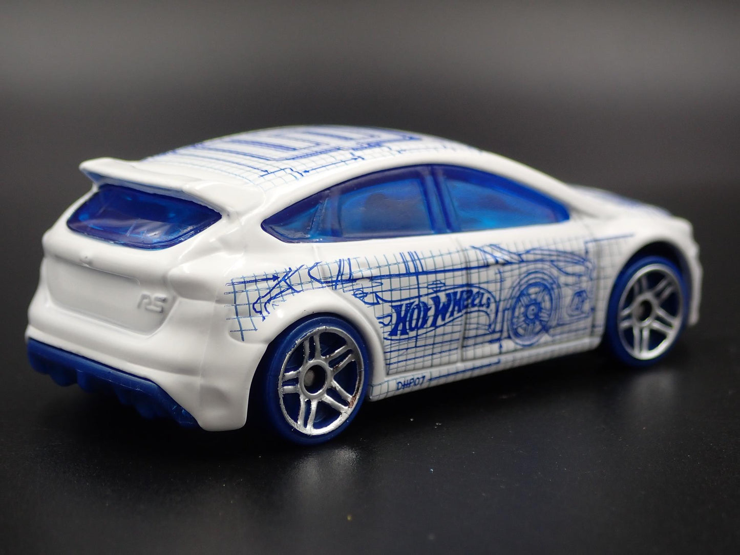 2011 - 2018 FORD FOCUS RS WHITE 1:64 SCALE COLLECTIBLE DIORAMA DIECAST MODEL CAR