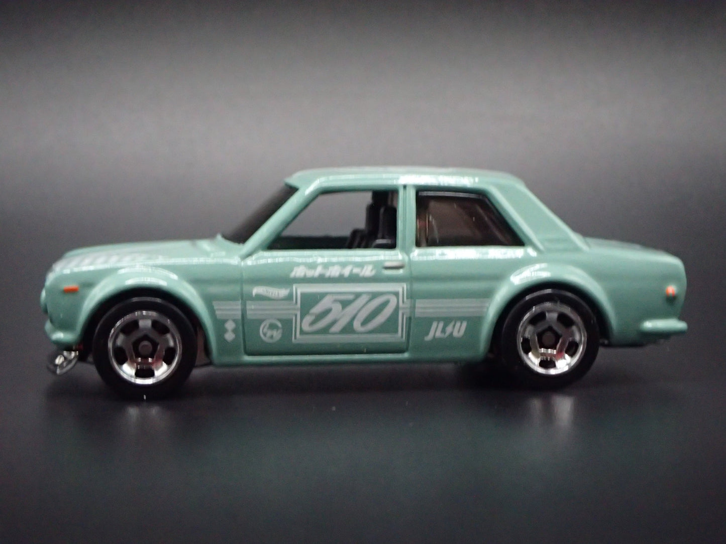 1967-1973 DATSUN 510 BLUEBIRD GREEN 1:64 SCALE DIORAMA DIECAST MODEL CAR