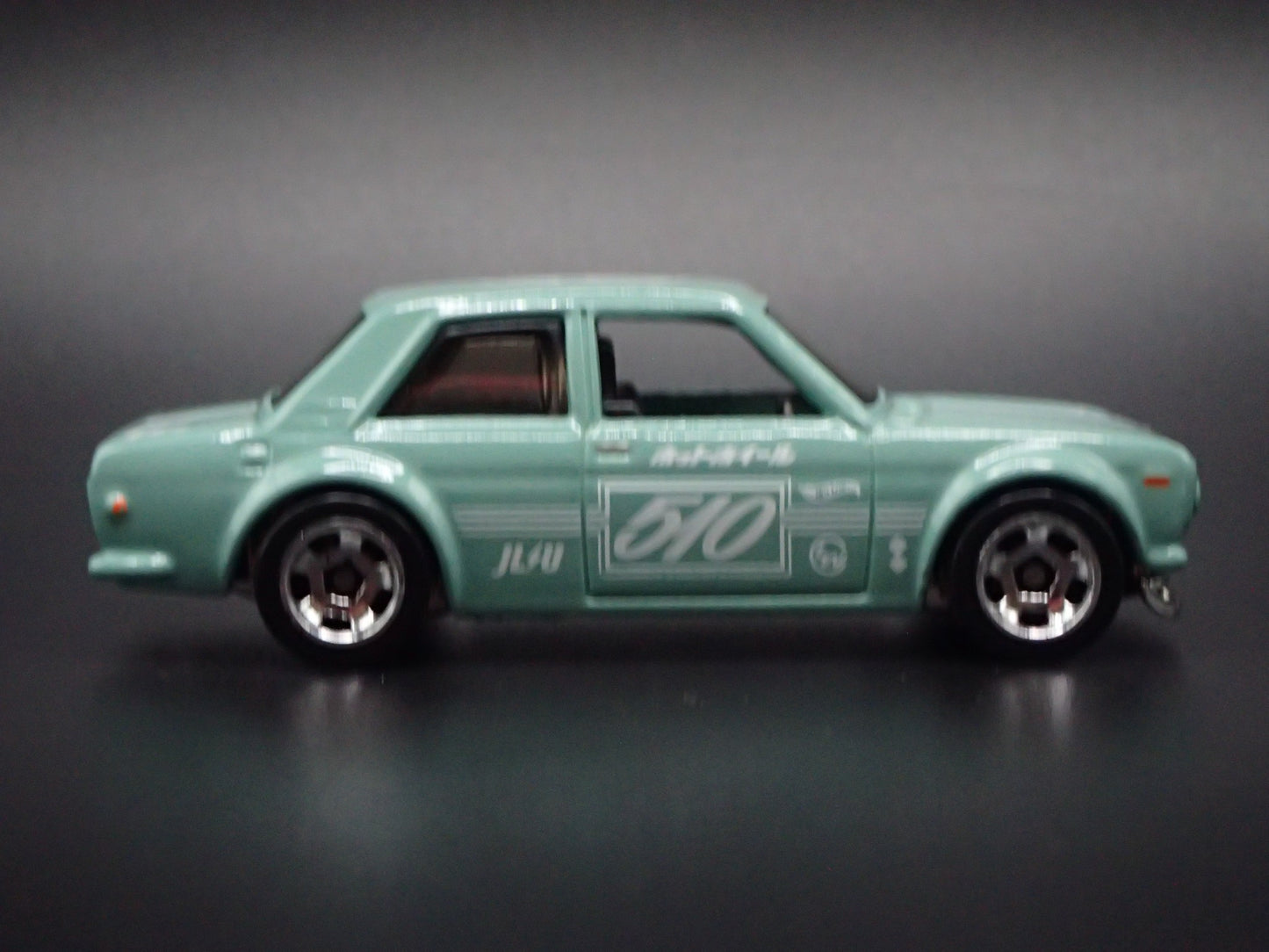 1967-1973 DATSUN 510 BLUEBIRD GREEN 1:64 SCALE DIORAMA DIECAST MODEL CAR