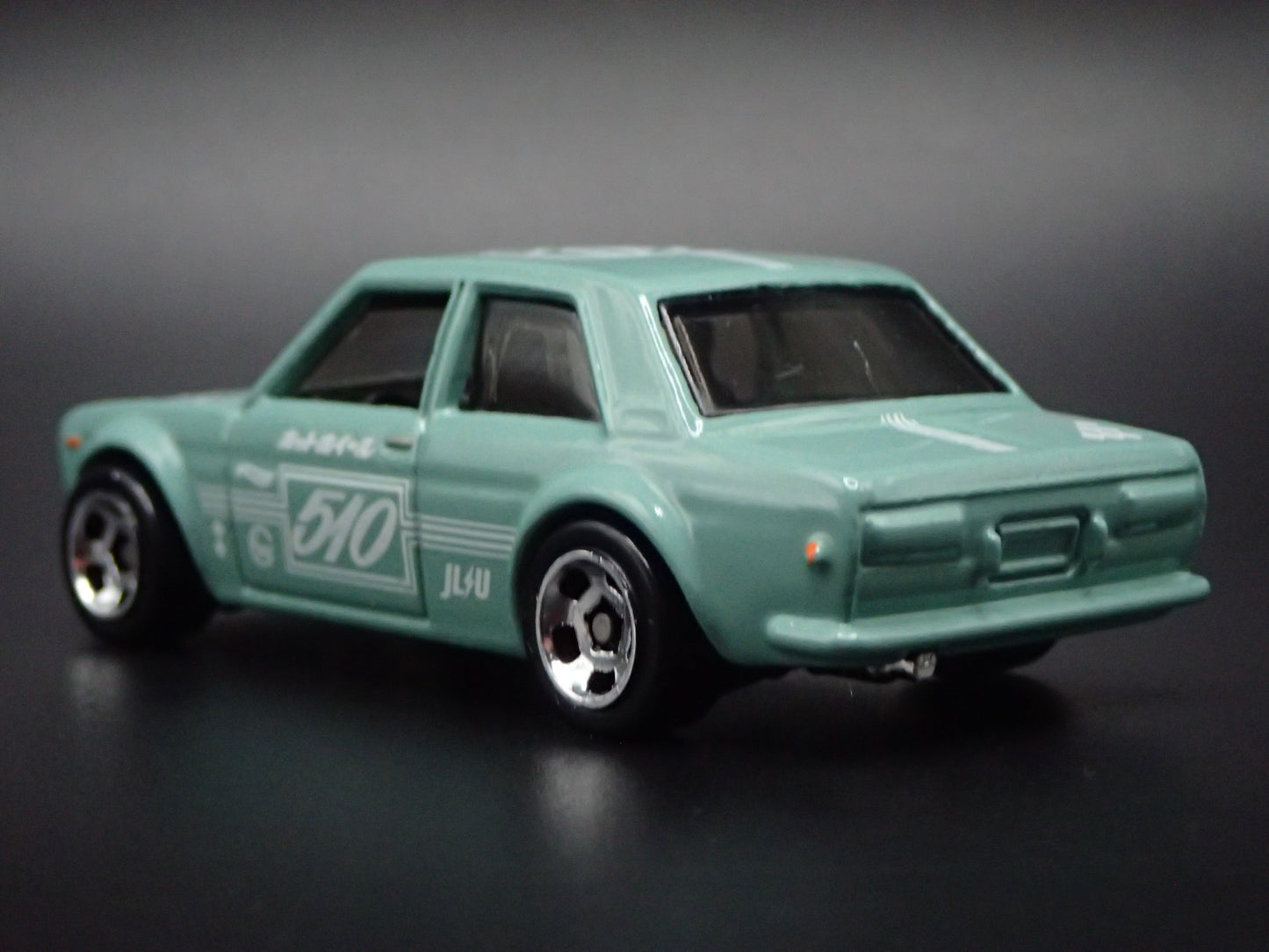 1967-1973 DATSUN 510 BLUEBIRD GREEN 1:64 SCALE DIORAMA DIECAST MODEL CAR