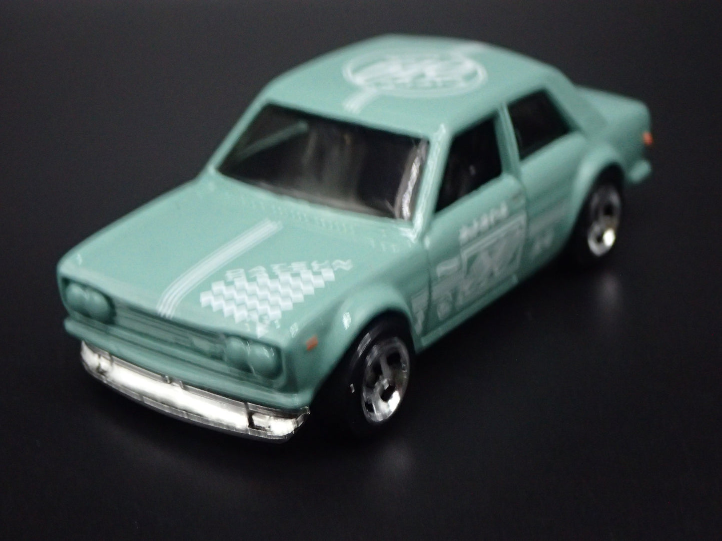 1967-1973 DATSUN 510 BLUEBIRD GREEN 1:64 SCALE DIORAMA DIECAST MODEL CAR