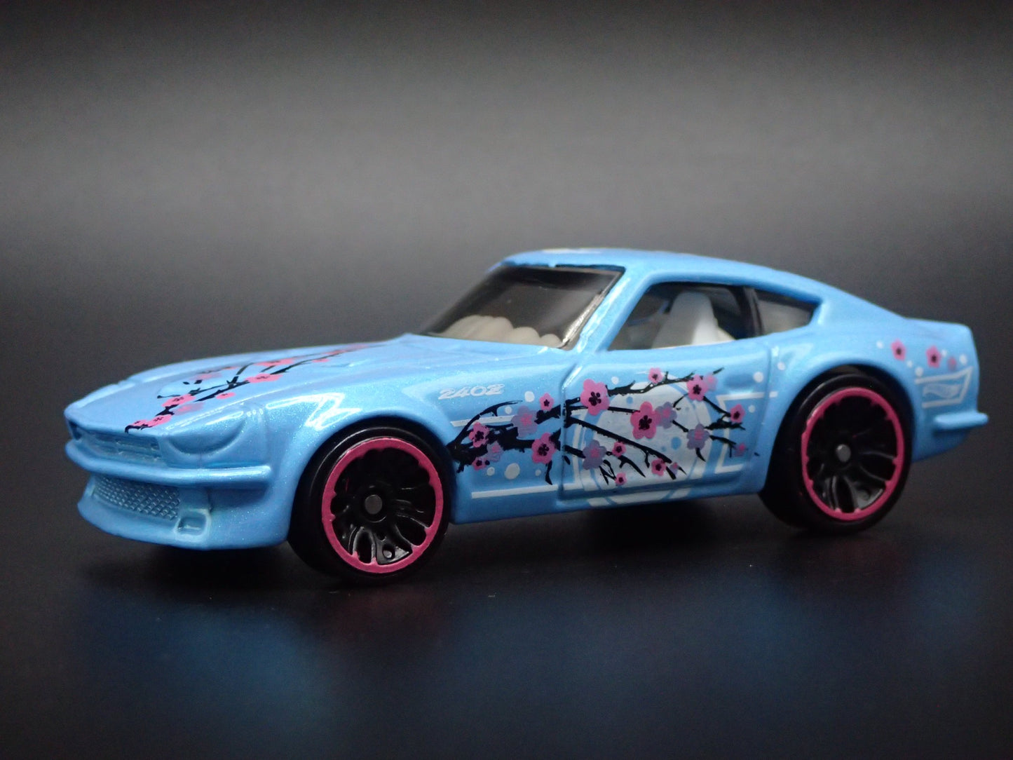 1970-1973 DATSUN 240Z JDM RARE 1:64 SCALE COLLECTIBLE DIORAMA DIECAST MODEL CAR