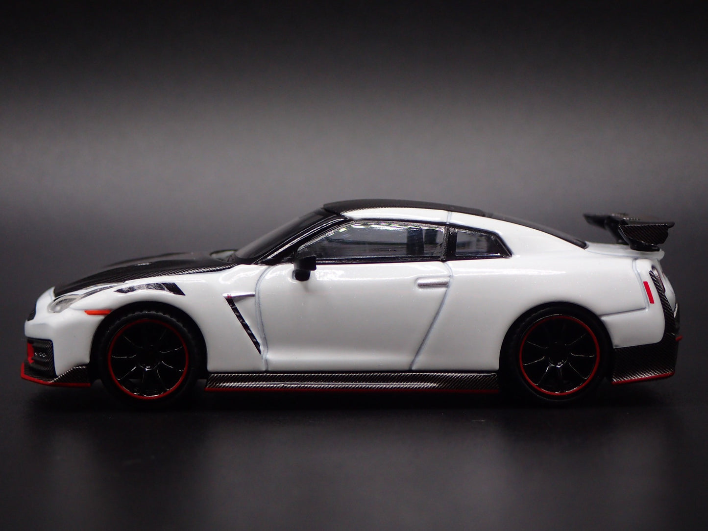 2023-2025 NISSAN GTR R35 SKYLINE NISMO WHITE 1:64 SCALE DIECAST MODEL CAR