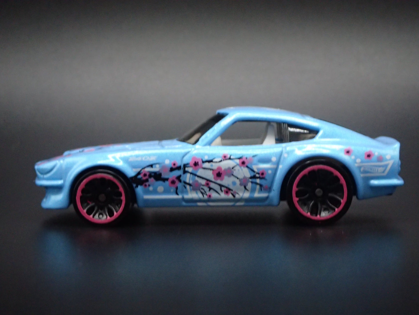 1970-1973 DATSUN 240Z JDM RARE 1:64 SCALE COLLECTIBLE DIORAMA DIECAST MODEL CAR