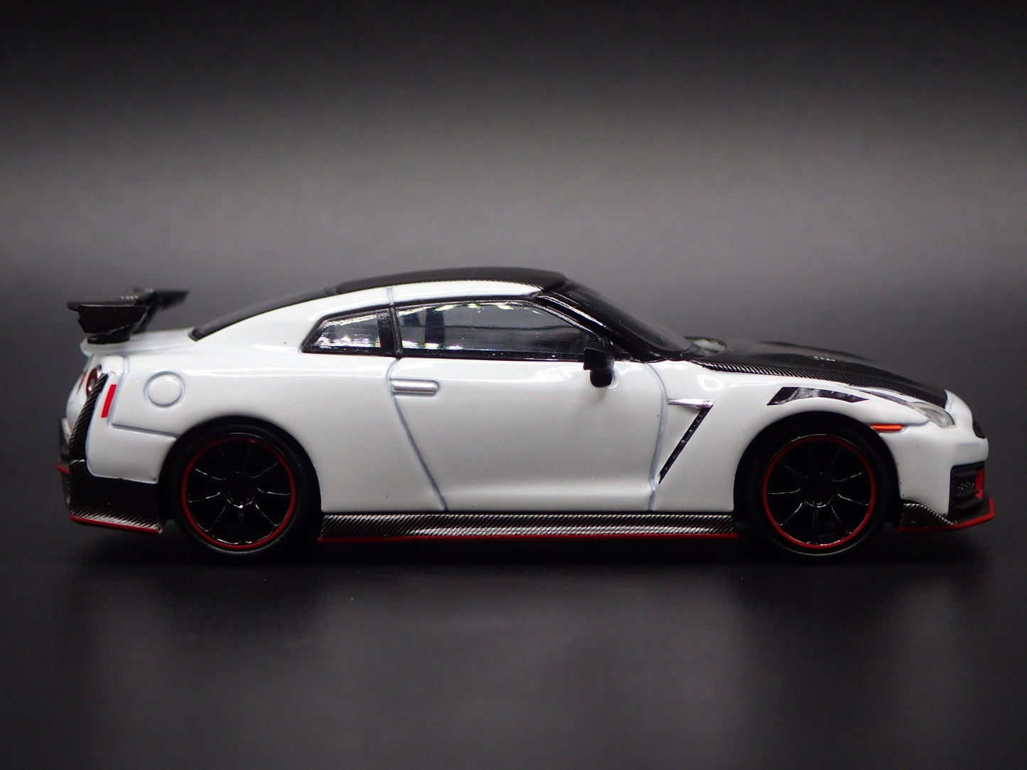 2023-2025 NISSAN GTR R35 SKYLINE NISMO WHITE 1:64 SCALE DIECAST MODEL CAR